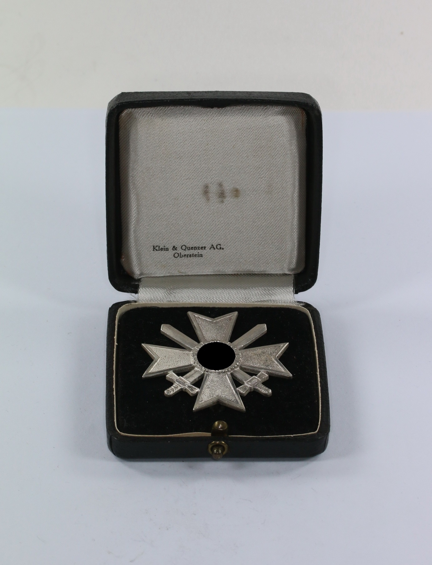 Kriegsverdienstkreuz 1. Klasse mit Schwertern, Hst. 65, im Etui Klein & Quenzer  – Bild 1