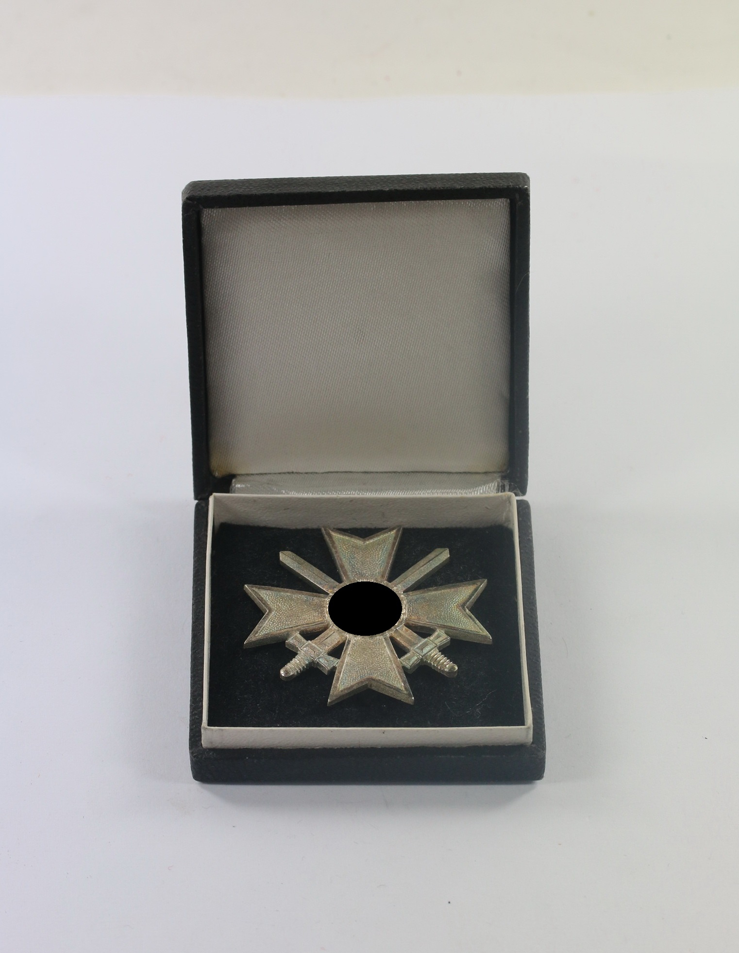  Kriegsverdienstkreuz 1. Klasse mit Schwertern, Hst. 1 (Deschler & Sohn, München), im Etui – Bild 1