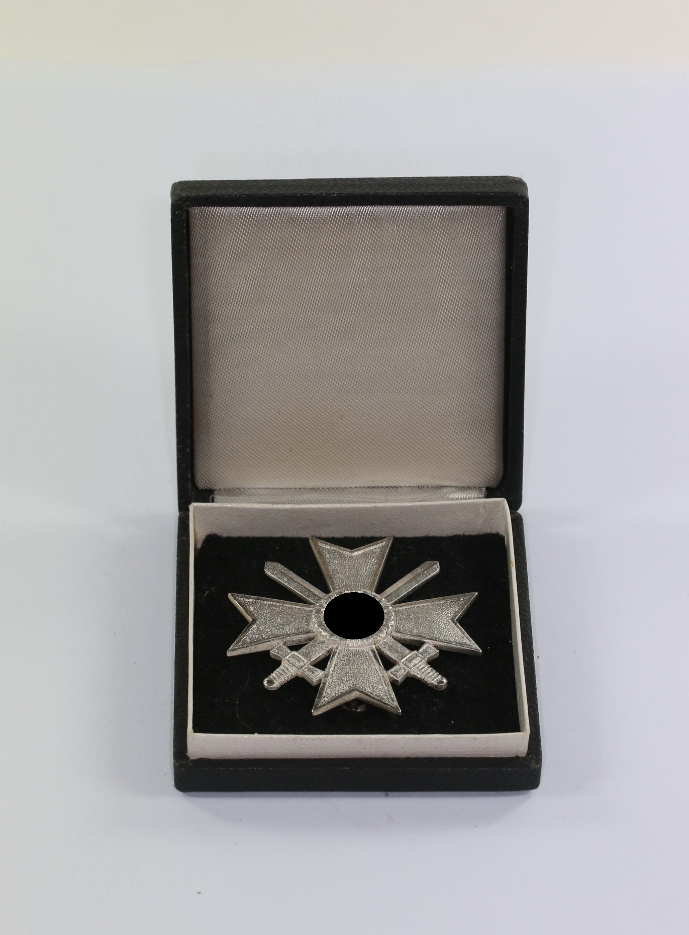 Kriegsverdienstkreuz 1. Klasse mit Schwertern, Hst. 1, im Etui – Bild 1