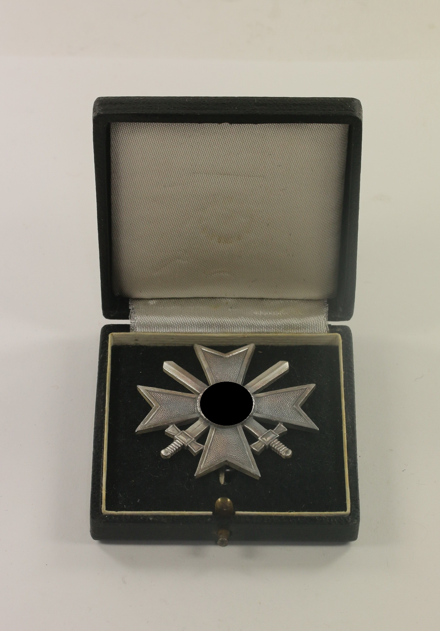 Kriegsverdienstkreuz 1. Klasse mit Schwertern, Hst. 3 (Wilhelm Deumer, Lüdenscheid), im Etui – Bild 1