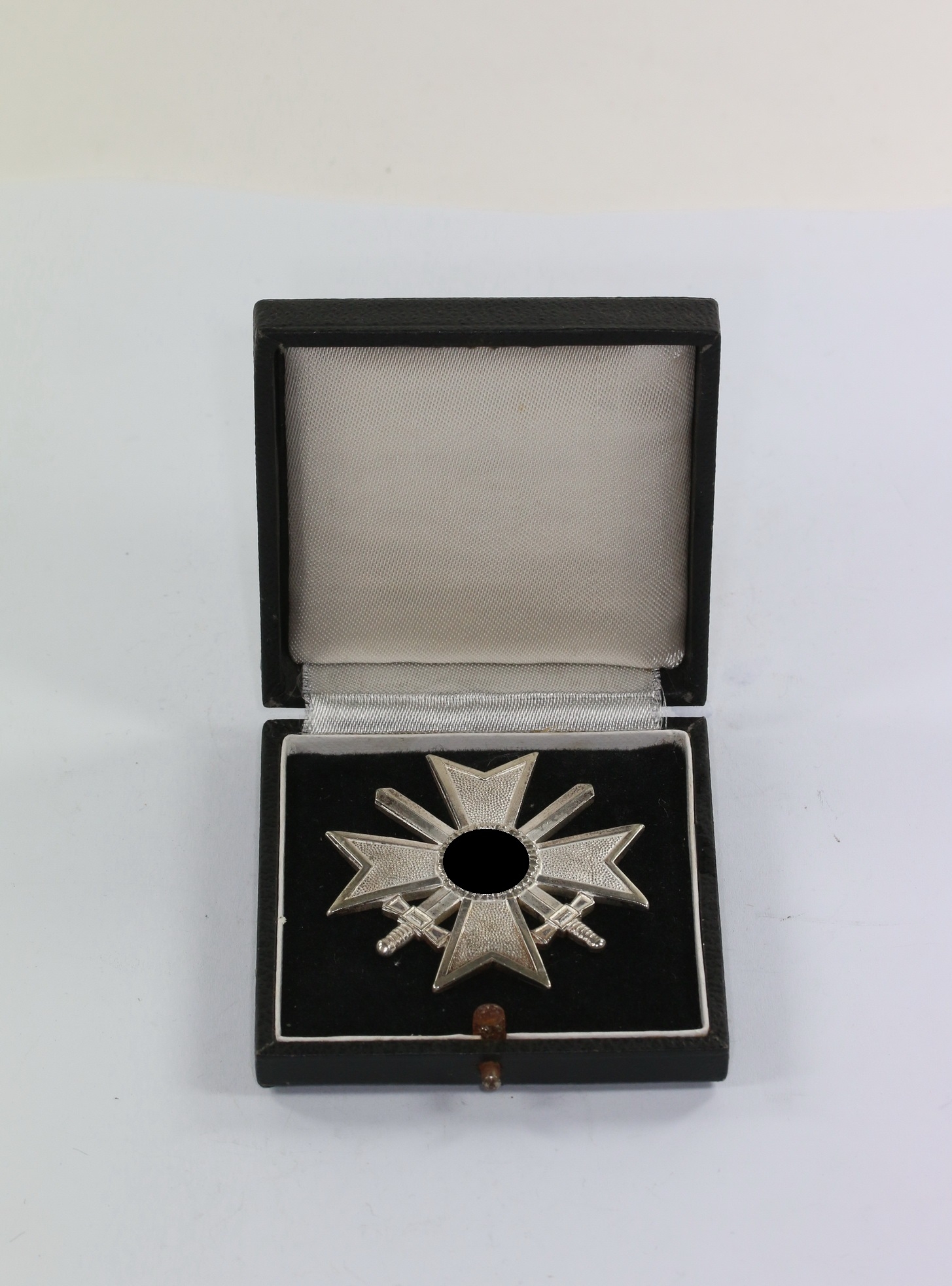 Kriegsverdienstkreuz 1. Klasse mit Schwertern, Hst. 62, im Etui – Bild 1