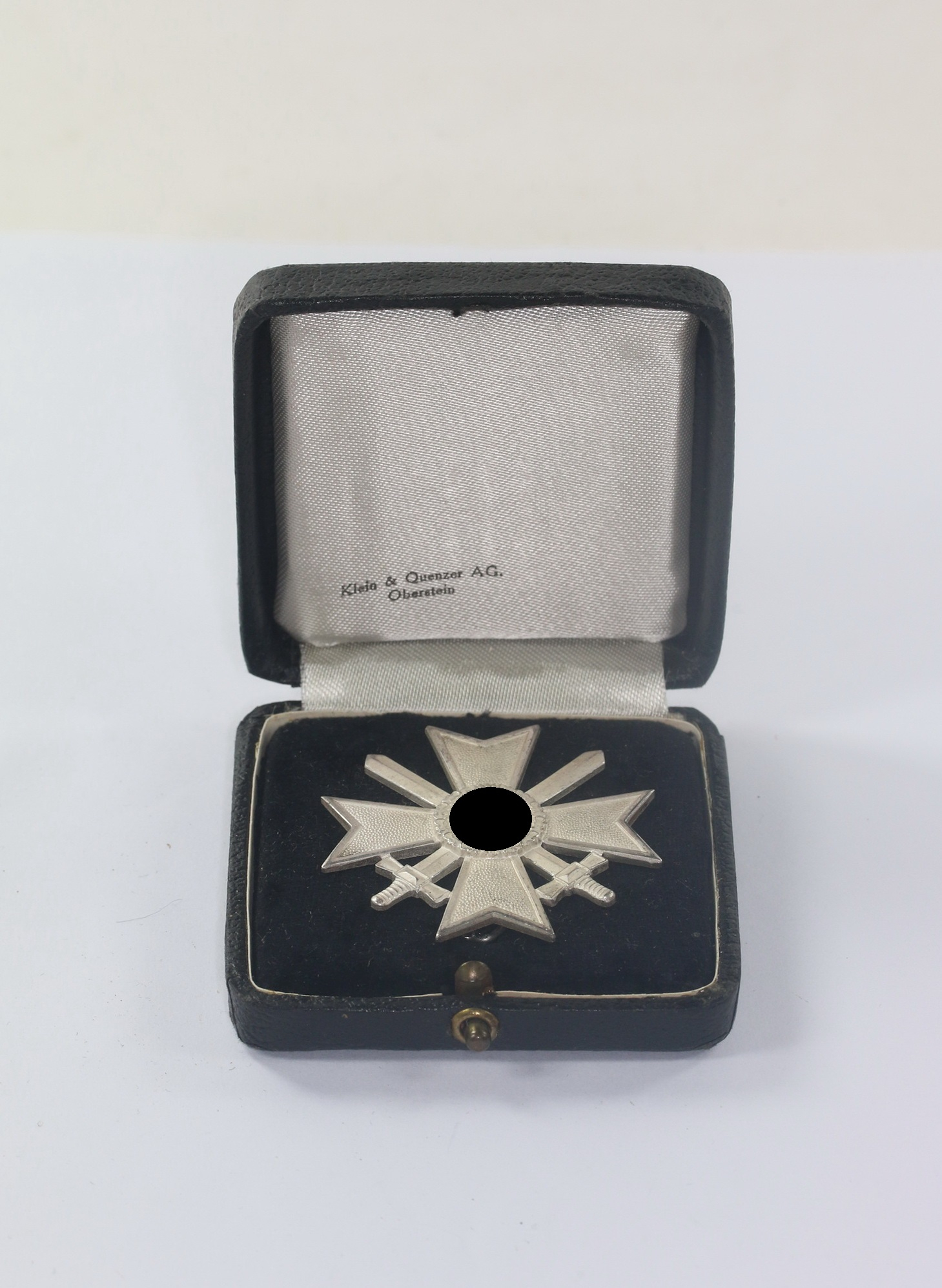 Kriegsverdienstkreuz 1. Klasse mit Schwertern, Hst. 65, im Etui Klein & Quenzer A.G. Obersten – Bild 1