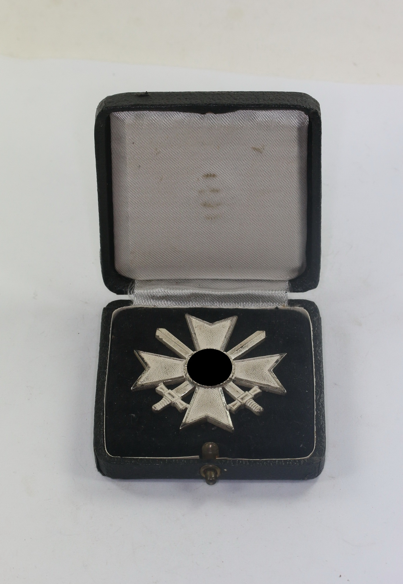 Kriegsverdienstkreuz 1. Klasse mit Schwertern, Hst. 65 (Klein & Quenzer, Oberstein), im Etui mit Abbildung der Auszeichnung mit Hakenkreuz – Bild 1