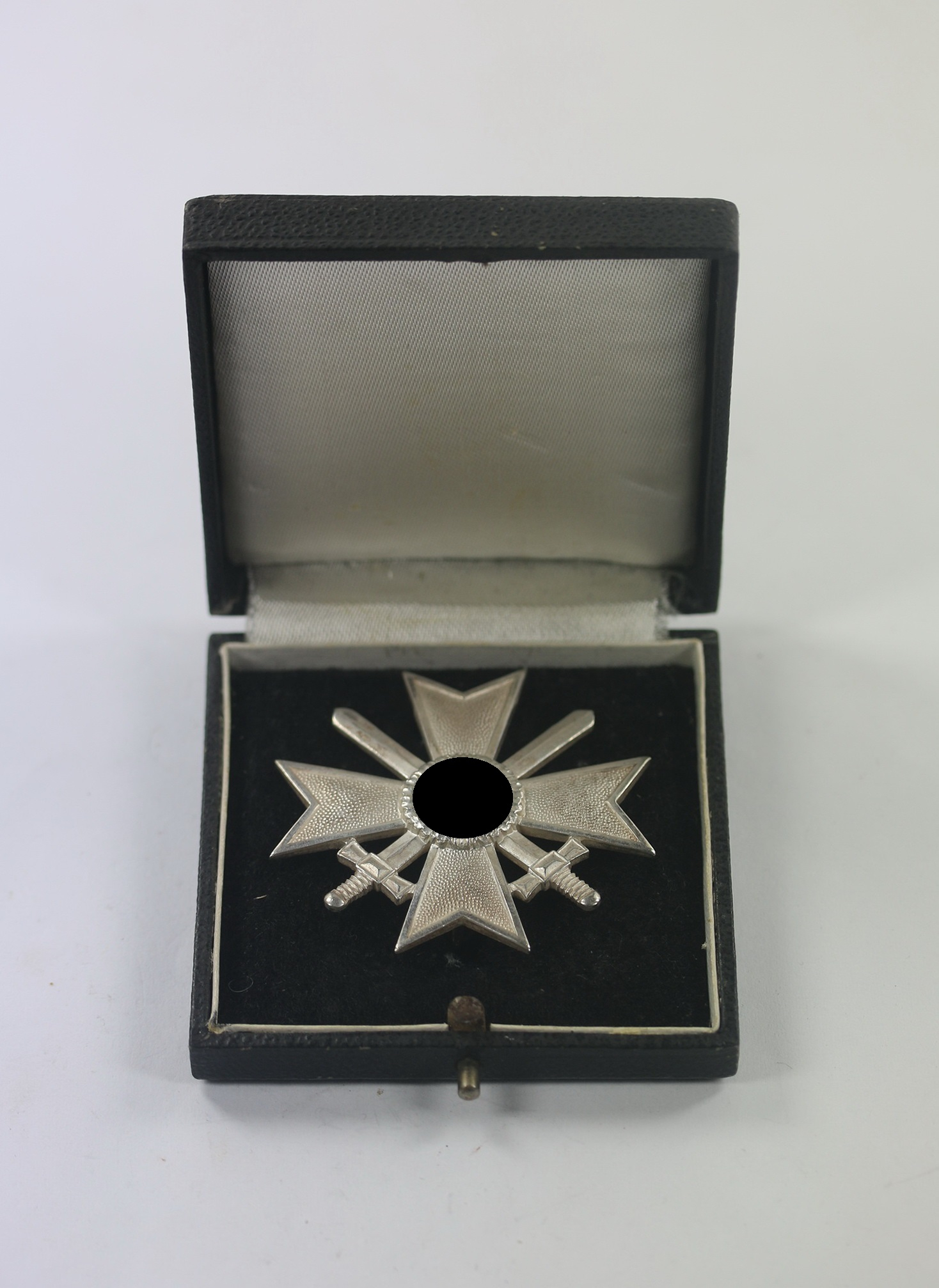  Kriegsverdienstkreuz 1. Klasse mit Schwertern, Hst. 84, im Etui – Bild 1