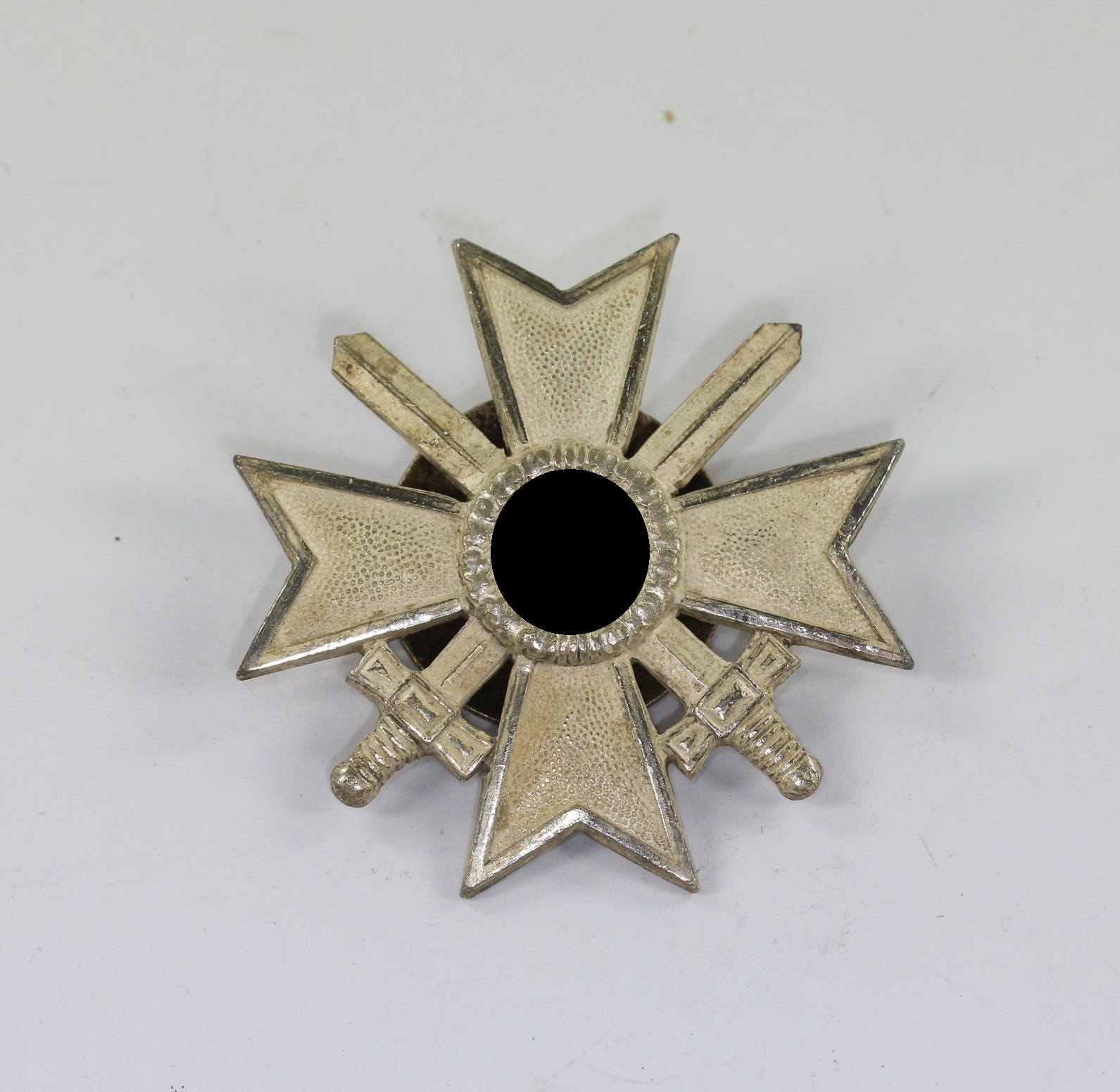 Kriegsverdienstkreuz 1. Klasse mit Schwertern, Hst. L/12, an Schraubscheibe – Bild 1