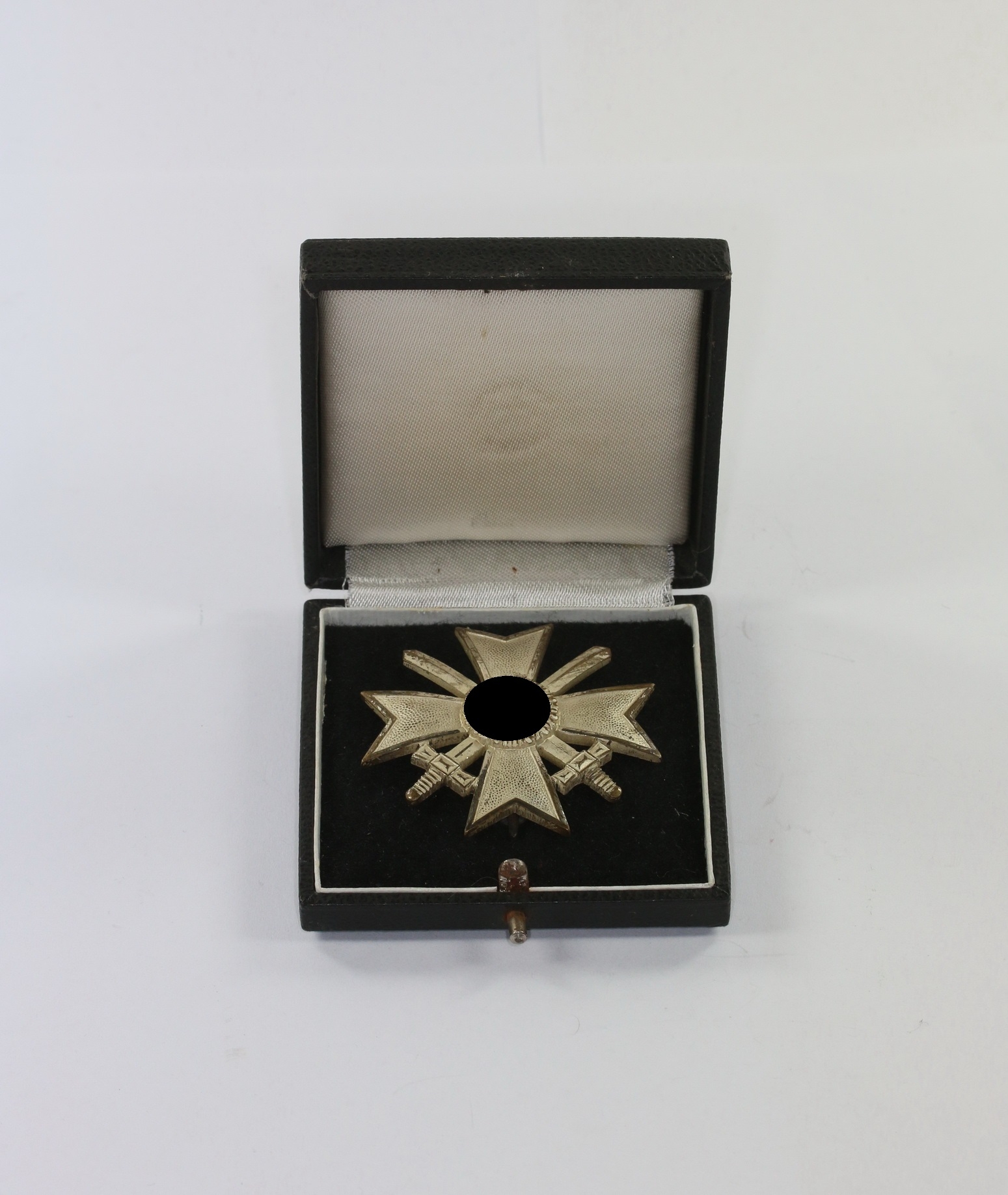 Kriegsverdienstkreuz 1. Klasse mit Schwertern, Hst. L/12, im Etui – Bild 1