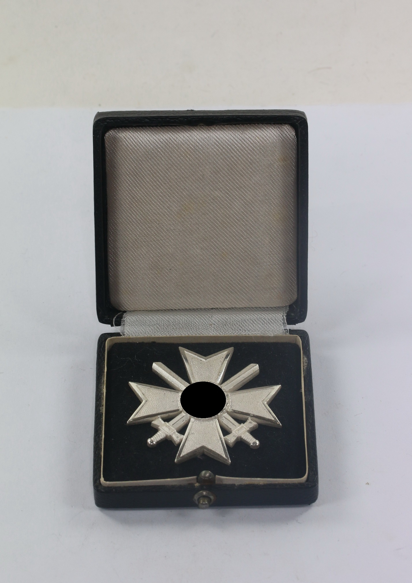 Kriegsverdienstkreuz 1. Klasse mit Schwertern, Hst, L/15 (doppel Punze(!)), im Etui (Otto Schickle, Pforzheim) – Bild 1