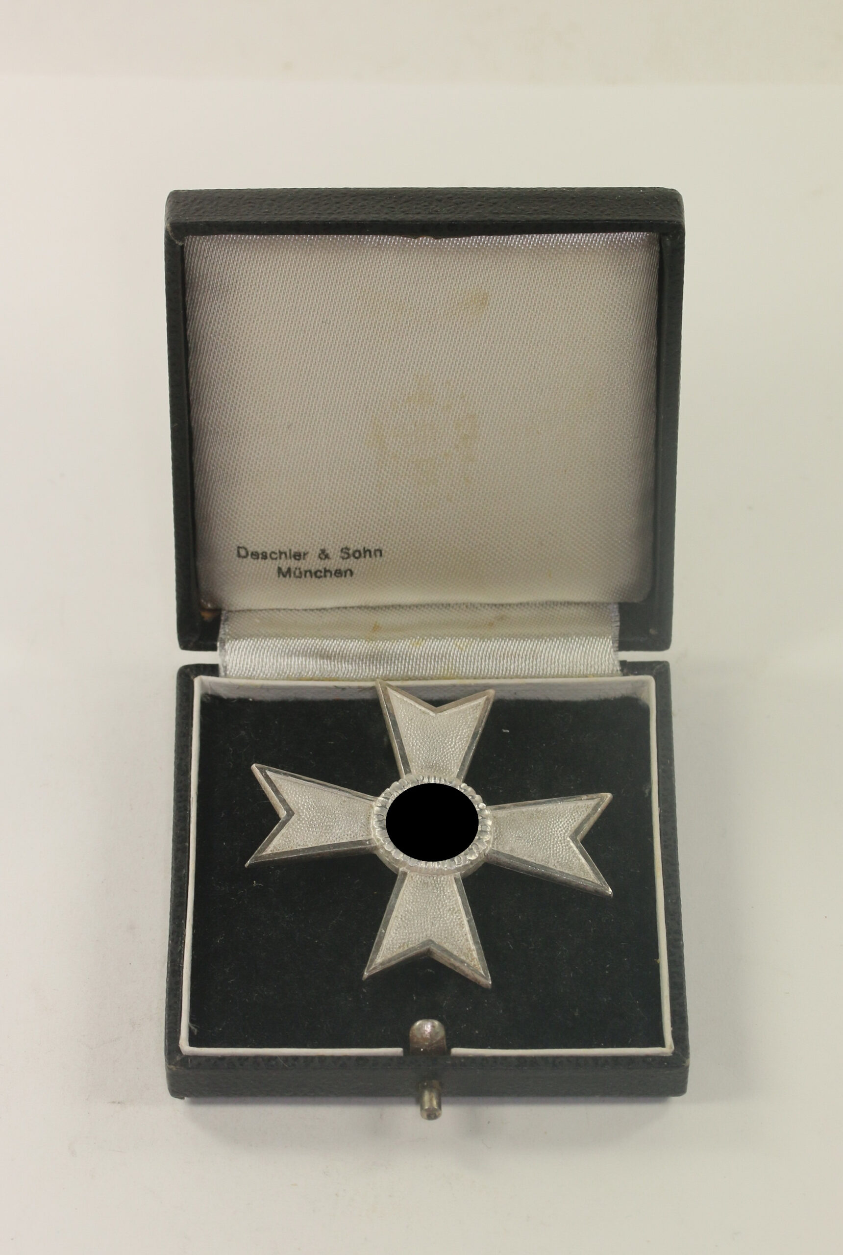 Kriegsverdienstkreuz 1. Klasse (ohne Schwerter) Hst. 1, im Etui Deschler & Sohn München – Bild 1