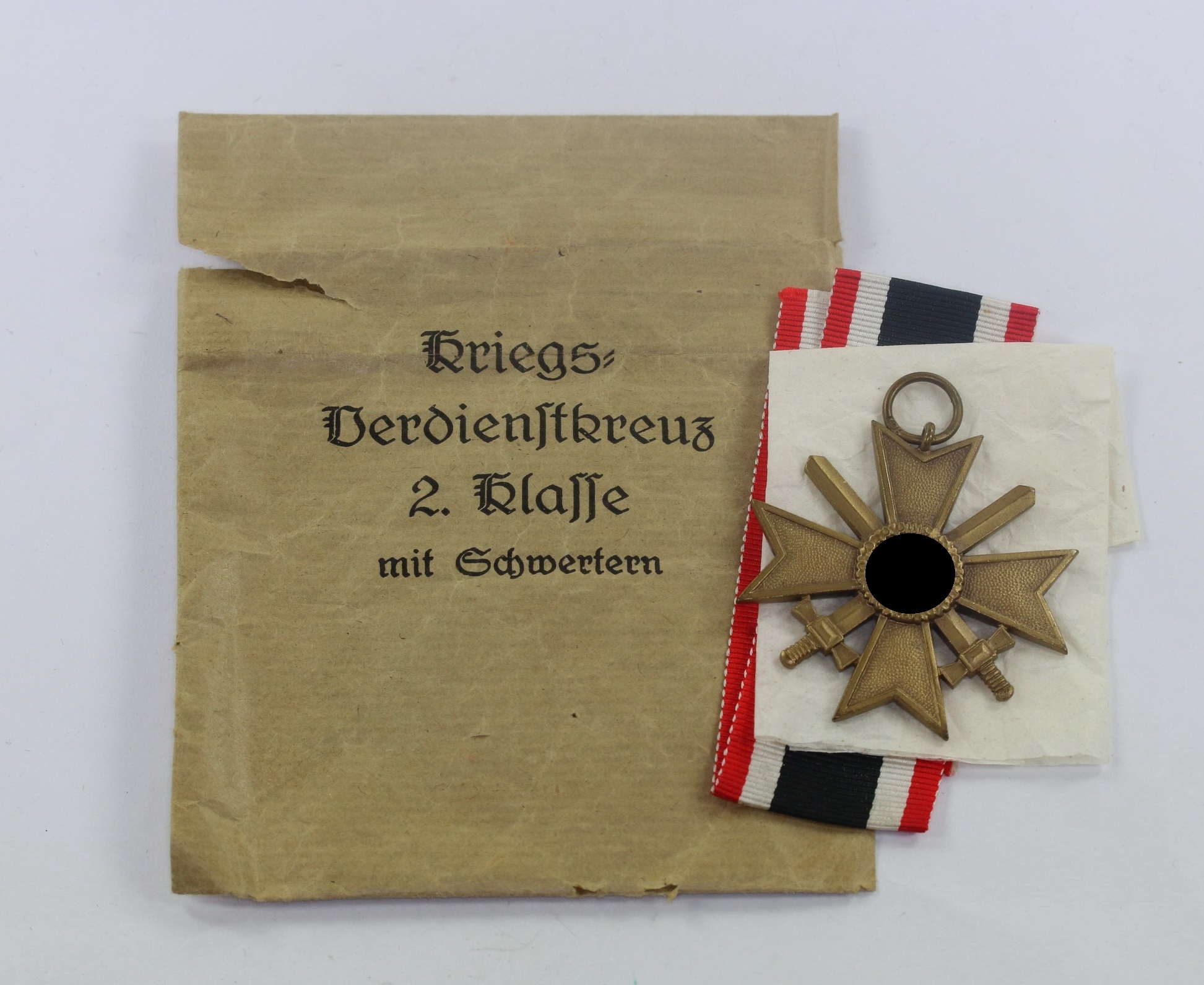  Kriegsverdienstkreuz 2. Klasse mit Schwertern, Hst. 101, in Verleinungstüte Rudolf Tamm, Gablonz a.M. – Bild 1