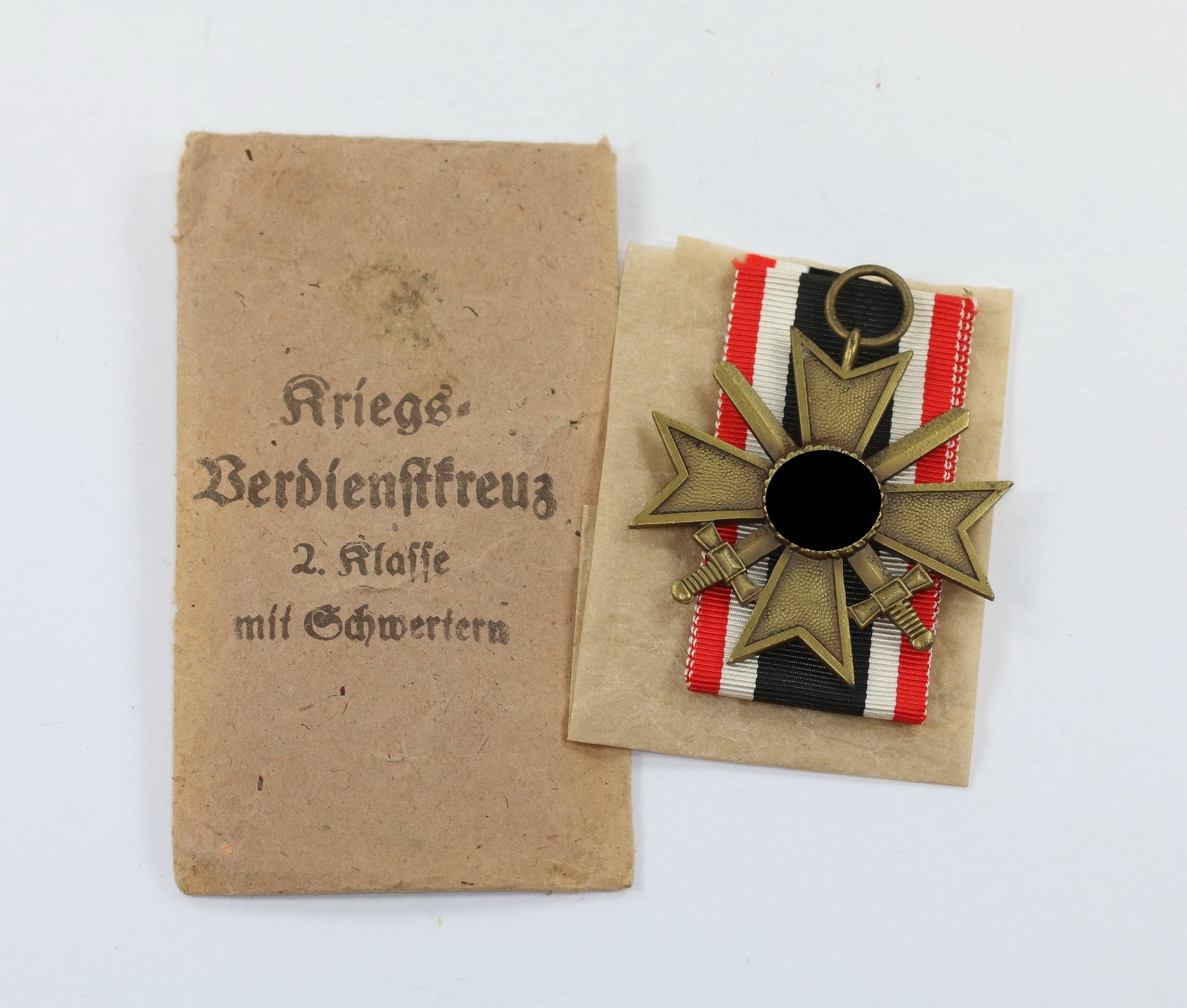 Kriegsverdienstkreuz 2. Klasse mit Schwertern, Hst. 61, in Verleihungstüte  Rud. A. Karnath & Sohn Gablonz Gablonz a.N. – Bild 1