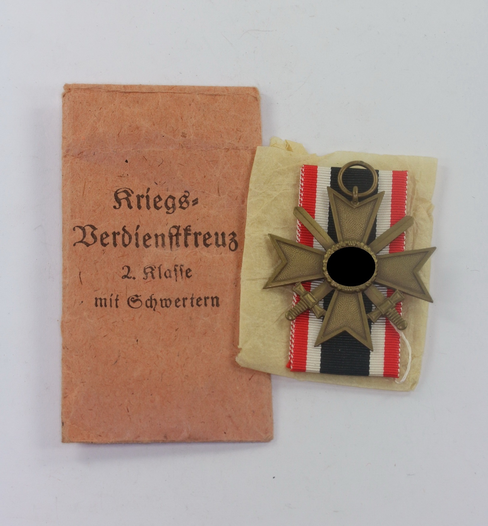  Kriegsverdienstkreuz 2. Klasse mit Schwertern, Hst. 61, in Verleihungstüte Rud. A. Karnath & Sohn Gablonz Gablonz a.N. – Bild 1