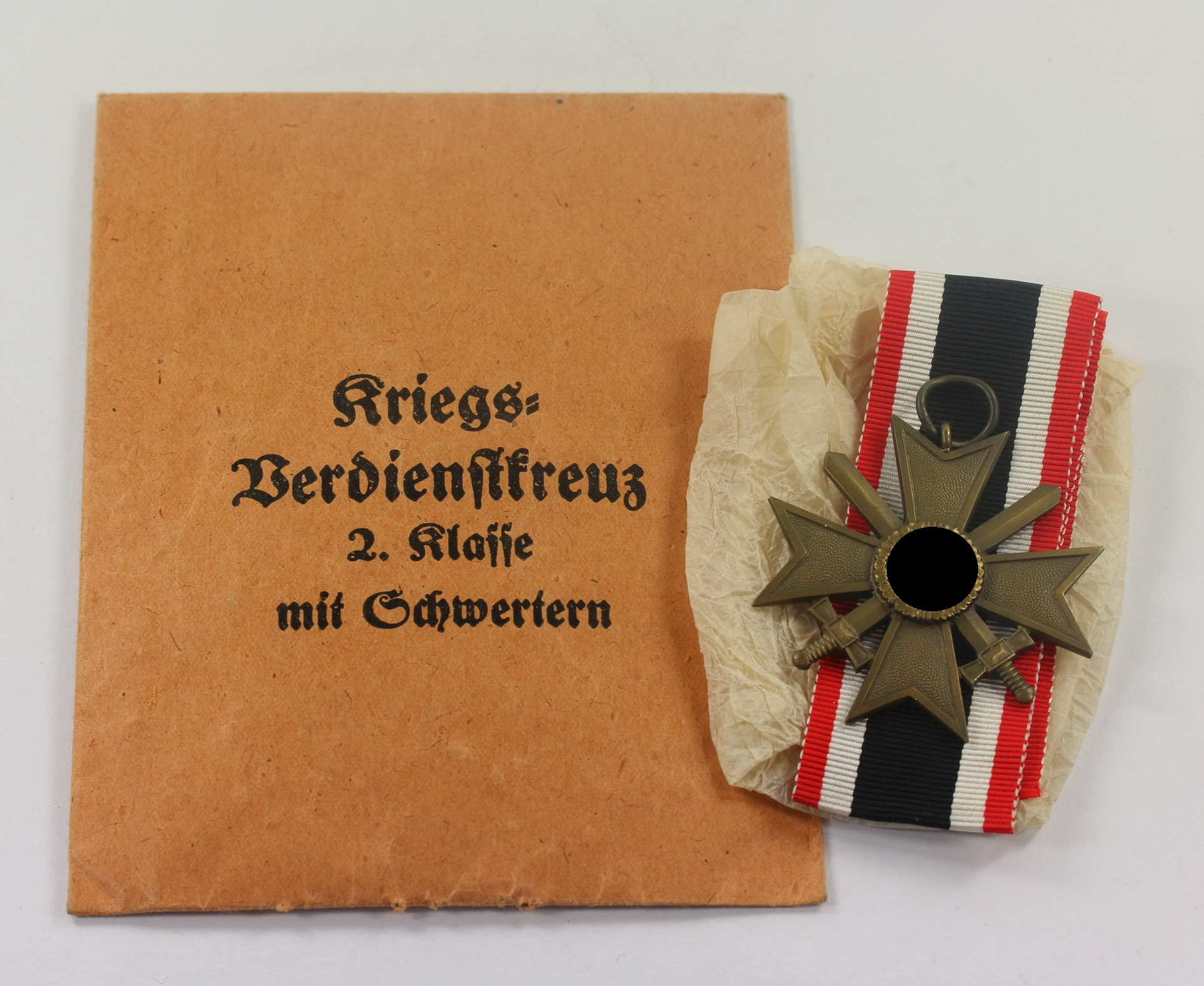 Kriegsverdienstkreuz 2. Klasse mit Schwertern, in großer Verleihungstüte Deschler & Sohn München – Bild 1