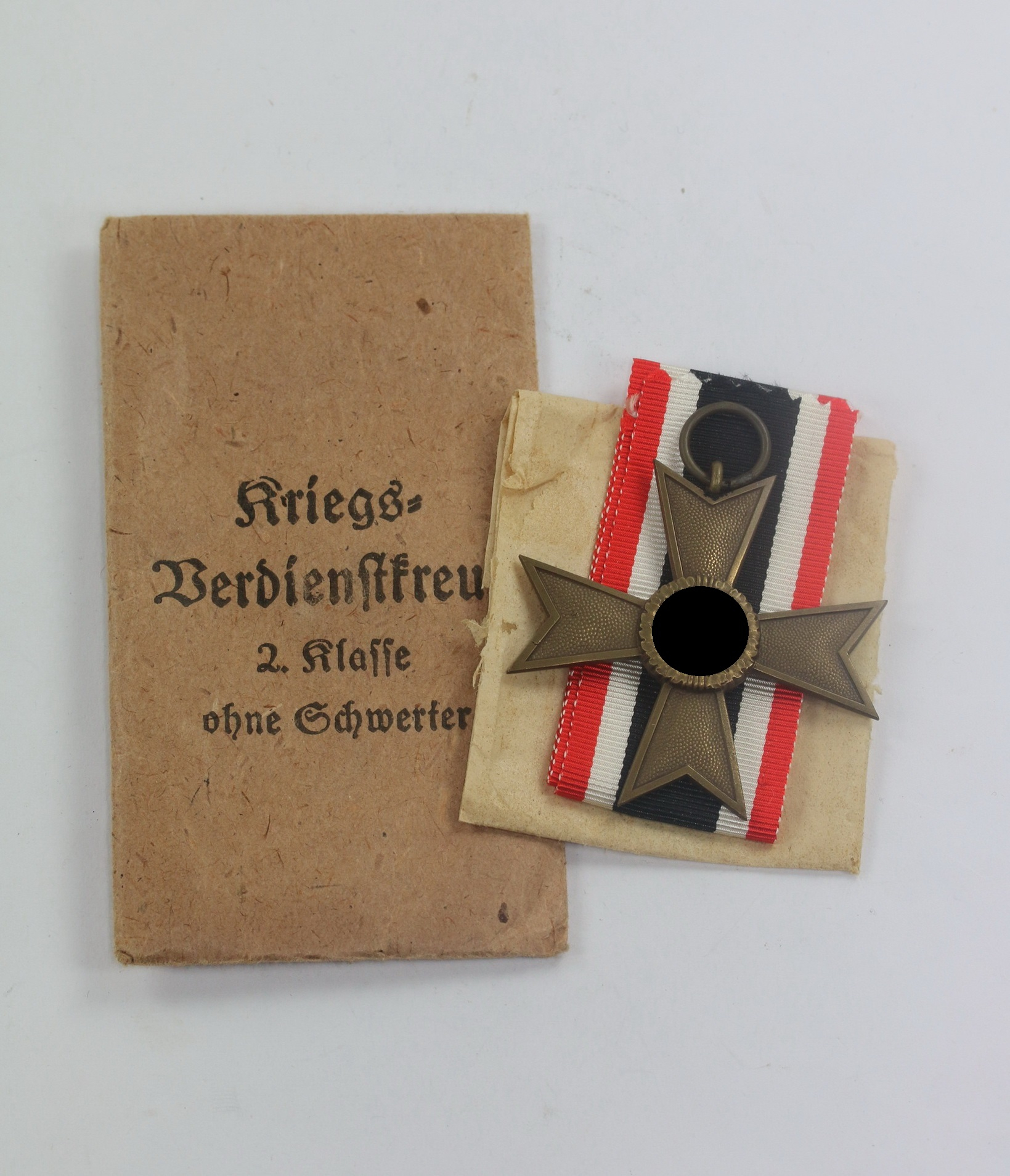 Kriegsverdienstkreuz 2. Klasse (ohne Schwerter), Hst. 1, in Verleihugstüte Deschler & Sohn München 9 – Bild 1