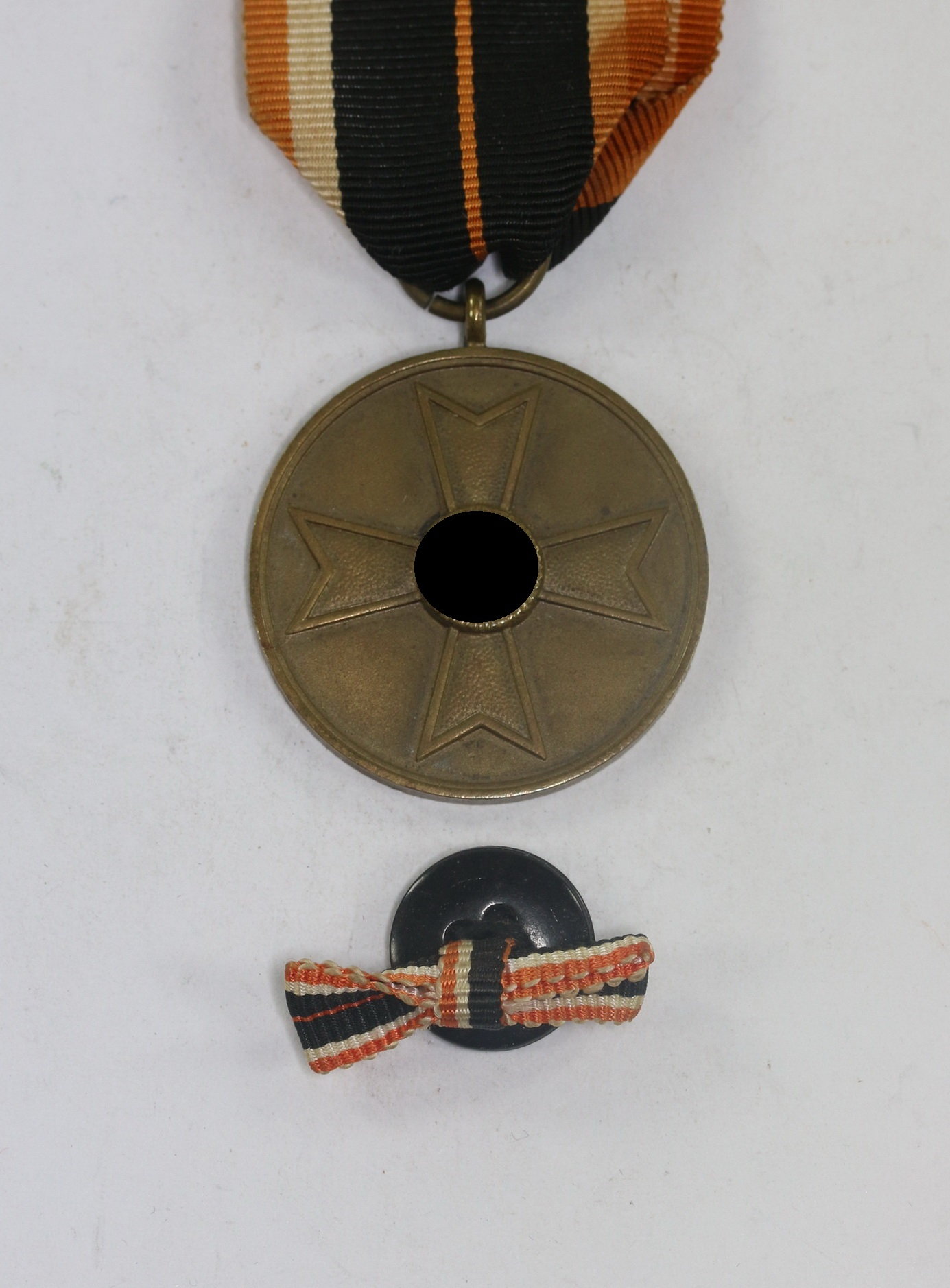 kriegsverdienstmedaille_f_r_kriegsverdienst_1939_knopflochdekoration_1__1 Kriegsverdienstmedaille, Für Kriegsverdienst 1939 + Knopflochdekoration – Bild 1