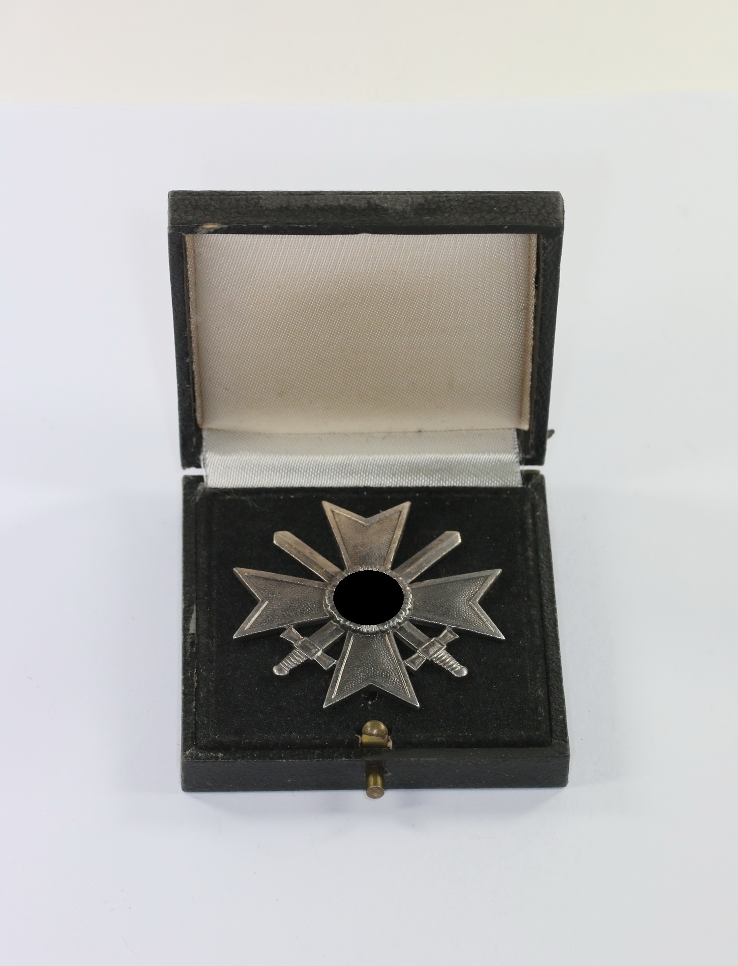 Kriegsverdienstkreuz 1. Klasse mit Schwertern, Hst. L/21, im Etui – Bild 1