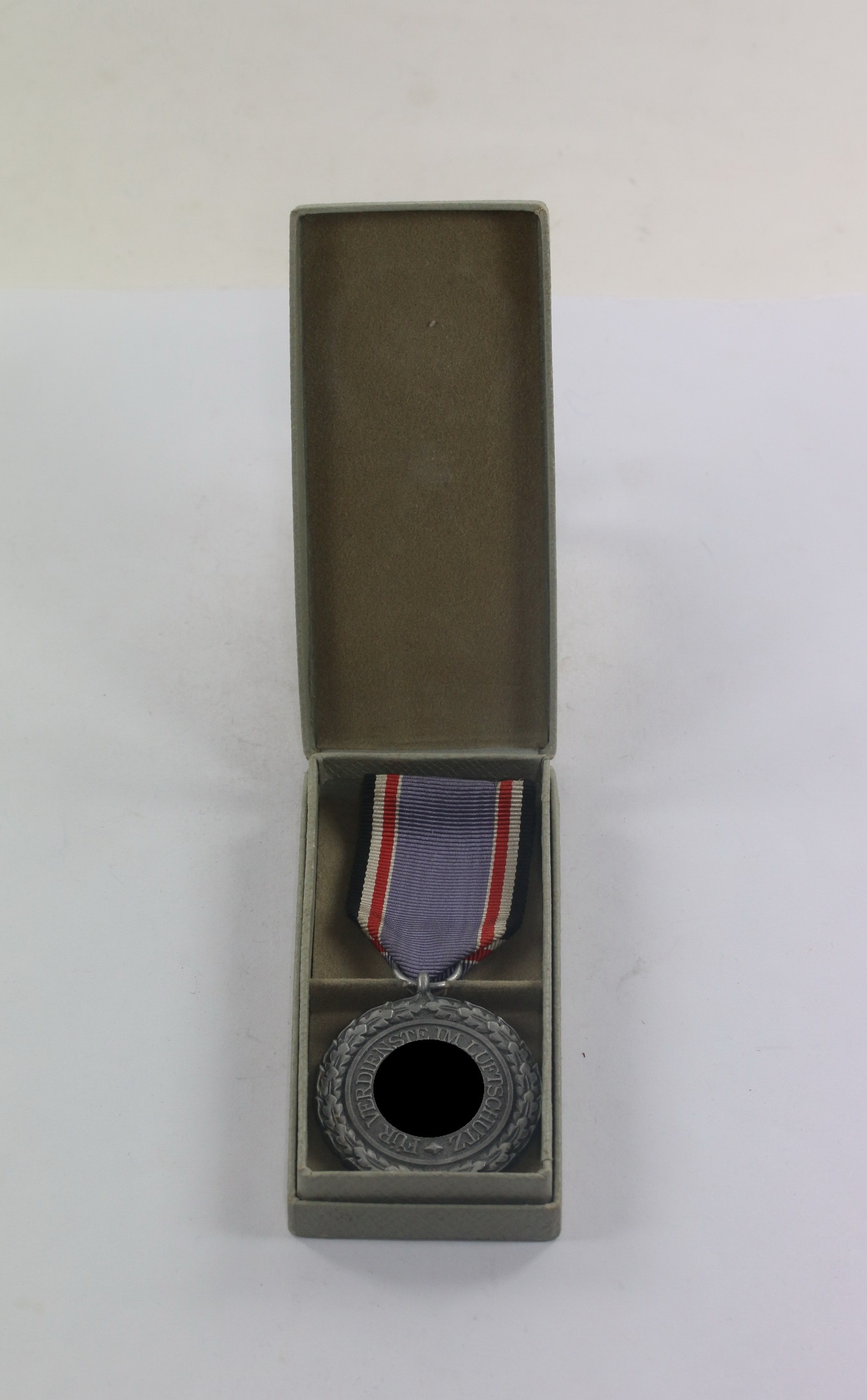 luftschutzehrenzeichen_2 Luftschutzehrenzeichen 2. Stufe, Für Verdienste im Luftschutz 1938 (Aluminium), im Etui – Bild 1
