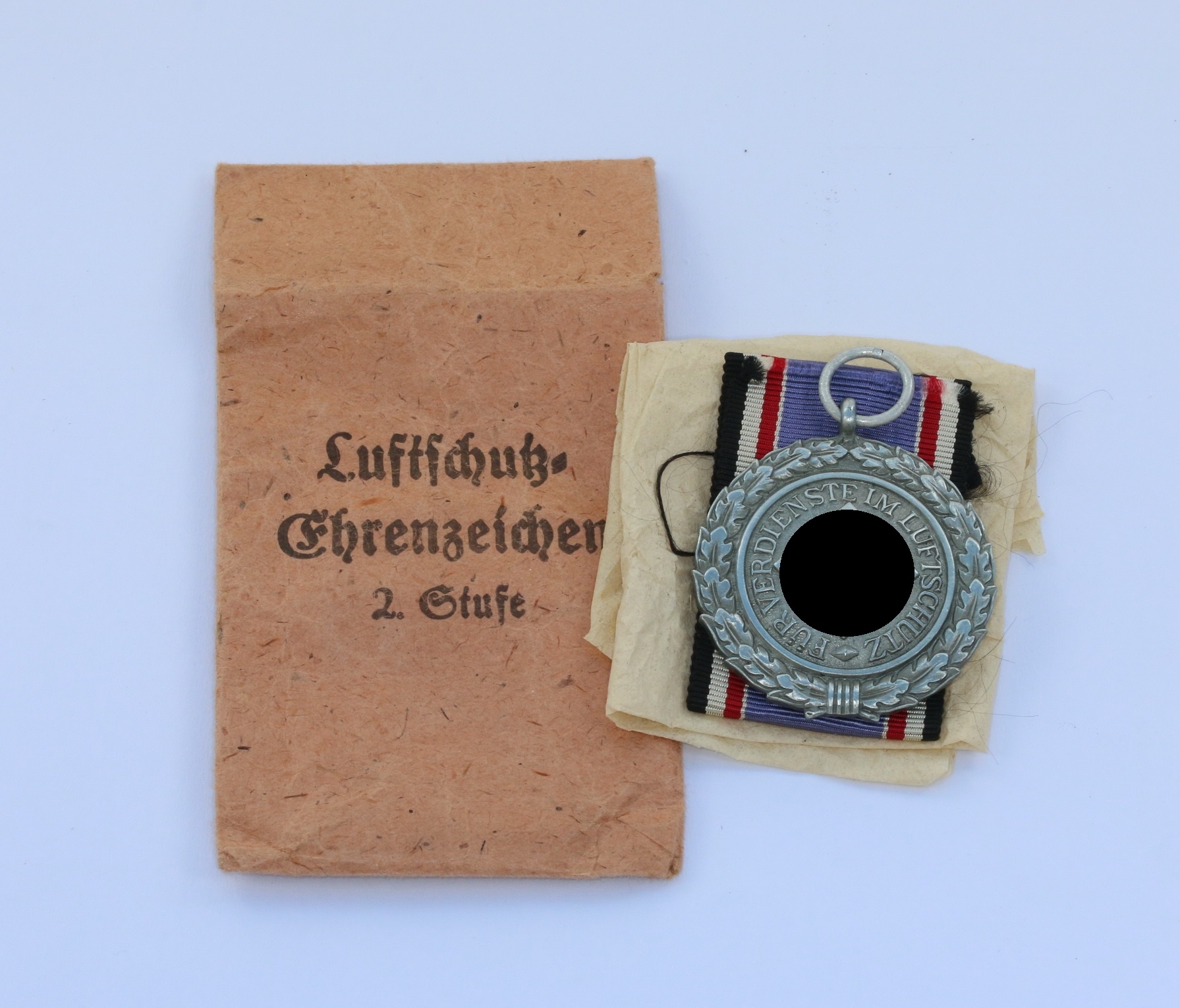 Luftschutzehrenzeichen 2. Stufe, Hst. 10, in Verleihngstüte, Für Verdienste im Luftschutz – Bild 1