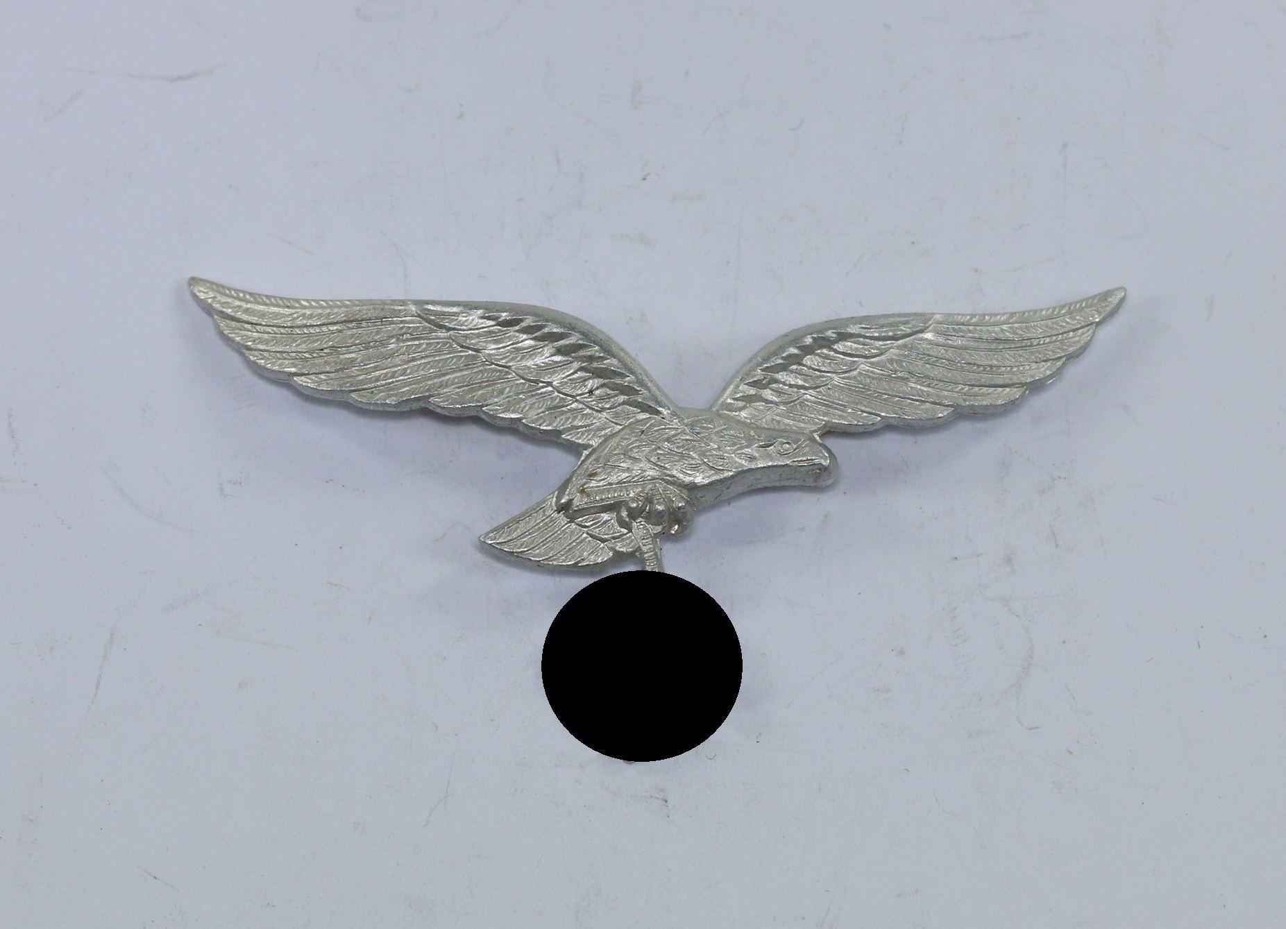 Luftwaffe, Mützenadler für die Schirmmütze der Offiziere, Hst. F.& Co. (Aluminium) – Bild 1