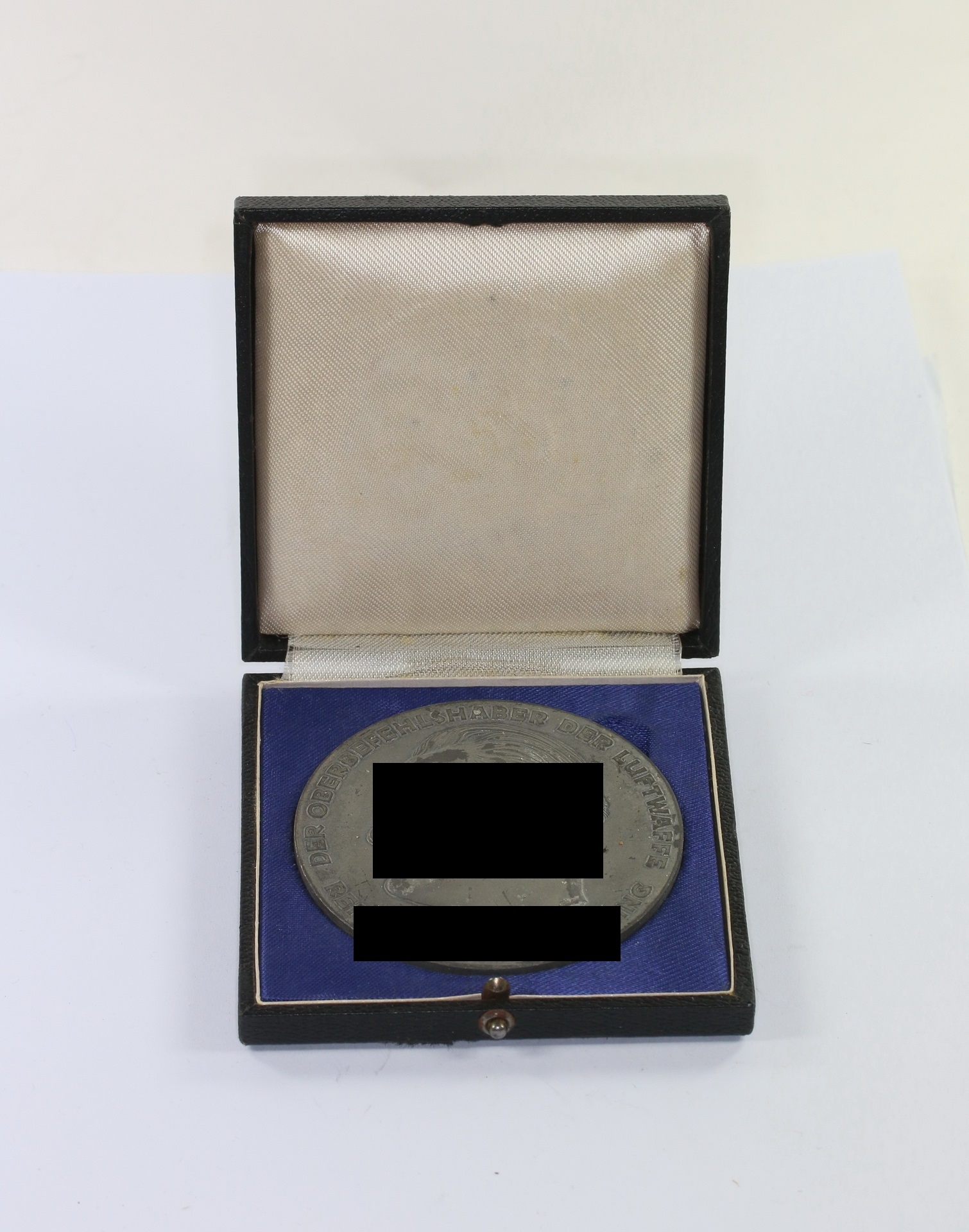 luftwaffe_medaille_f_r_ausgezeichnete_leistungen_im_technischen_dienst_der_luftwaffe__der_oberbefehlshaber_der_luftwaffe_reichsmarschall_g_ring_im_etui_1__1 Luftwaffe, Medaille für ausgezeichnete Leistungen im technischen Dienst der Luftwaffe - Der Oberbefehlshaber der Luftwaffe Reichsmarschall Göring, im Etui – Bild 1