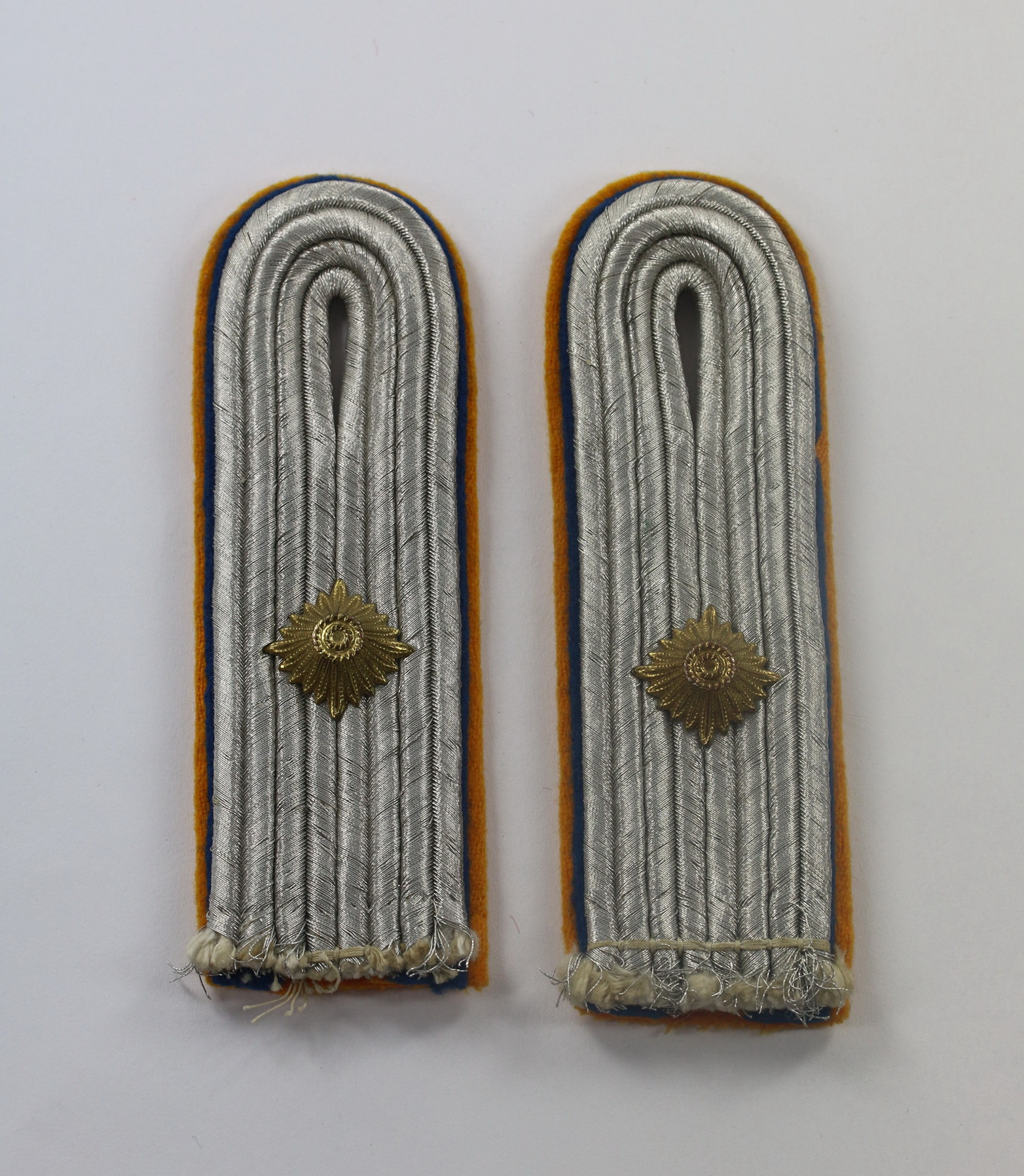 Luftwaffe, Paar Schulterklappen eines beamten im Rang eines Oberleutnants – Bild 1