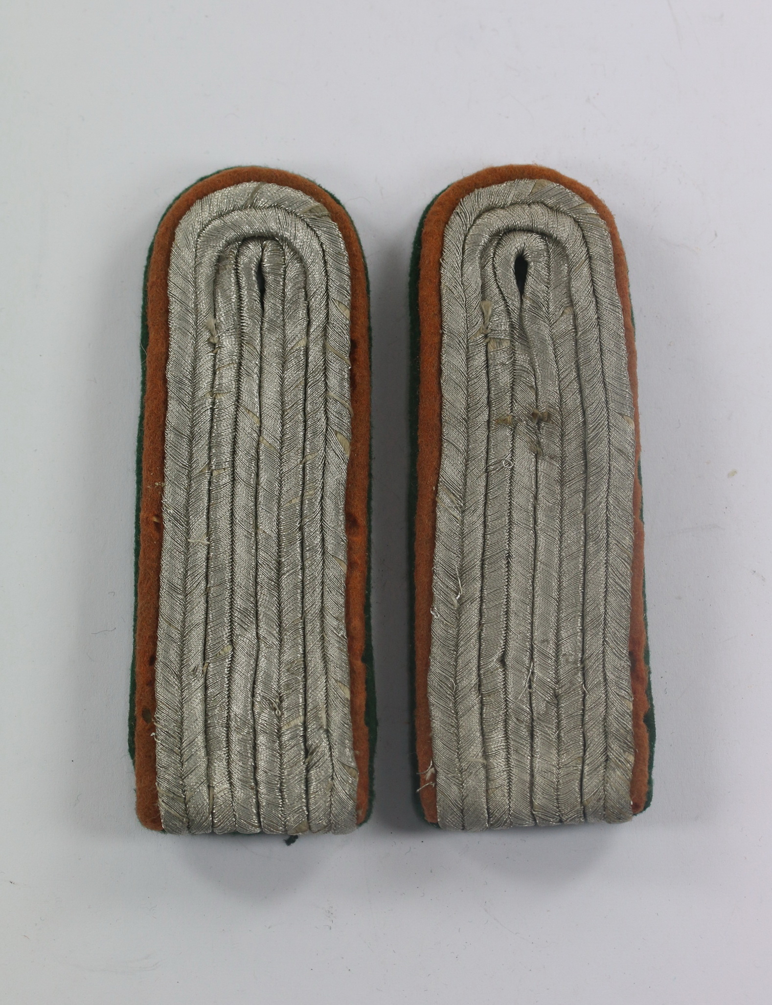 Luftwaffe, Paar Schulterklappen für einen Luftwaffen-Beamten im Rang eines Leutnants – Bild 1