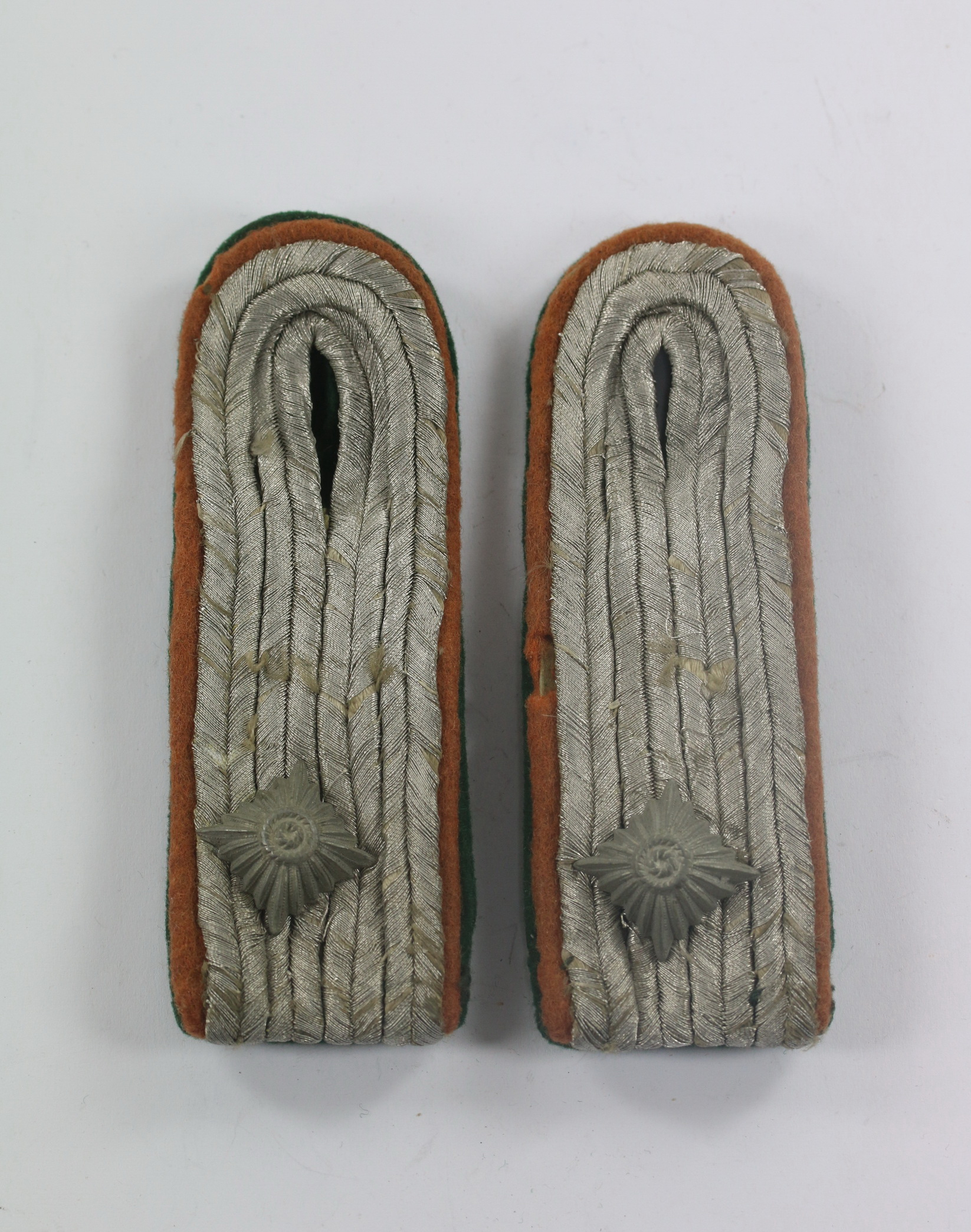 Luftwaffe, Paar Schulterklappen für einen Luftwaffen-Beamten im Rang eines Oberleutnants – Bild 1