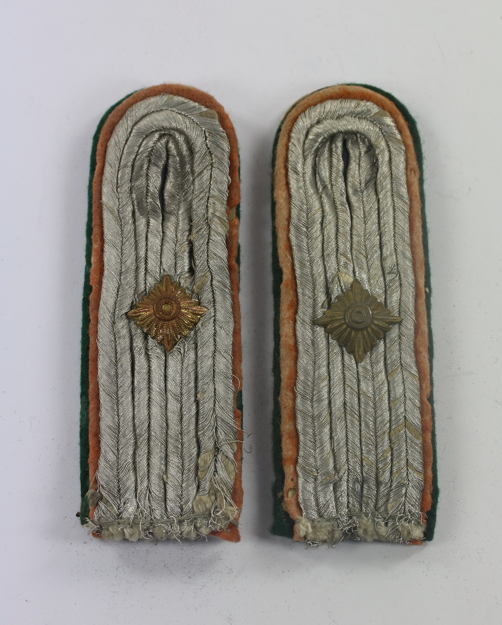 Luftwaffe, Paar Schulterklappen für einen Luftwaffen-Beamten im Rang eines Oberleutnants – Bild 1