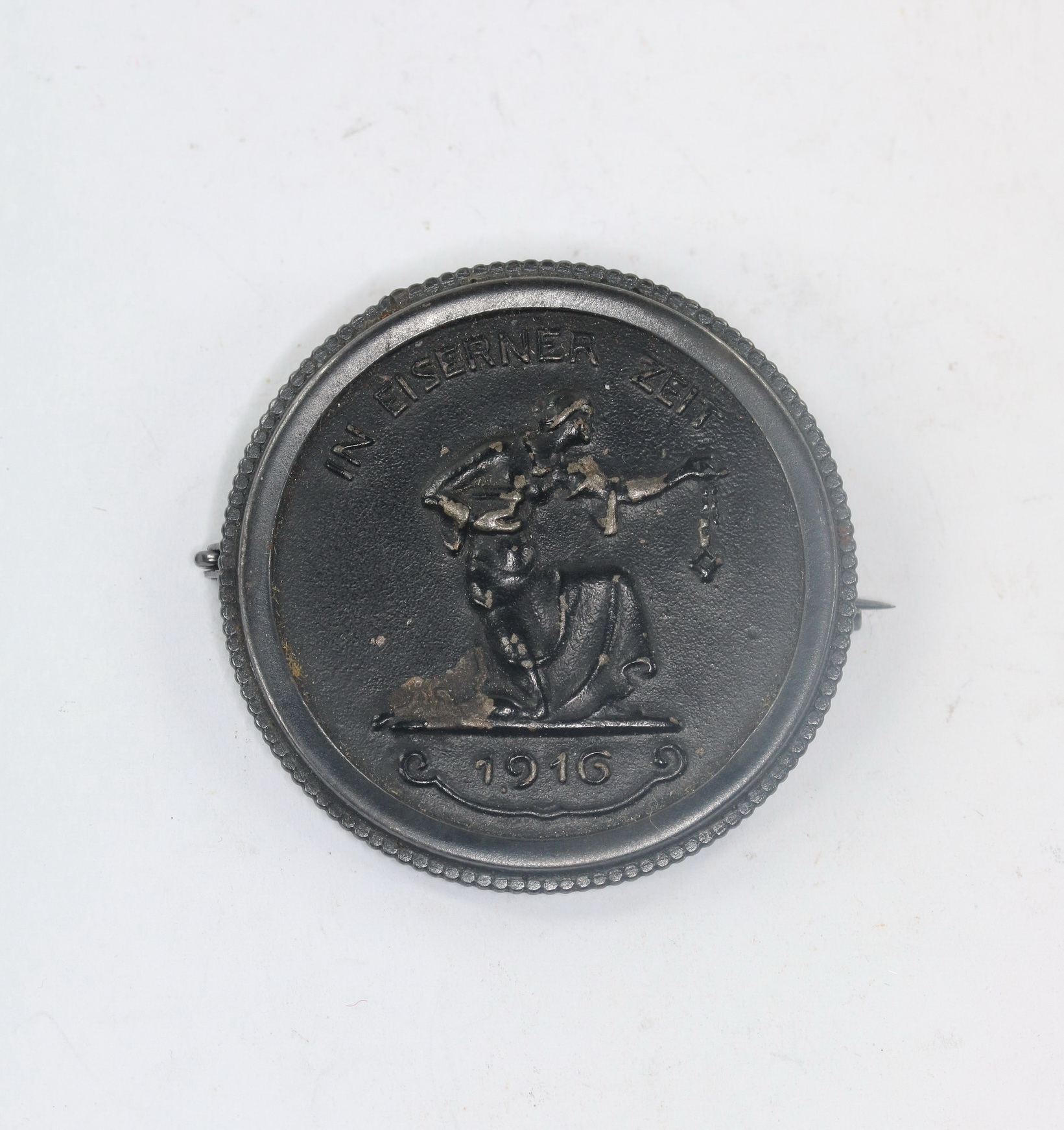 Medaille als Brosche - Gold gab ich zur Wehr Eisen nahm ich zur Ehr - In eiserner Zeit 1916 – Bild 1