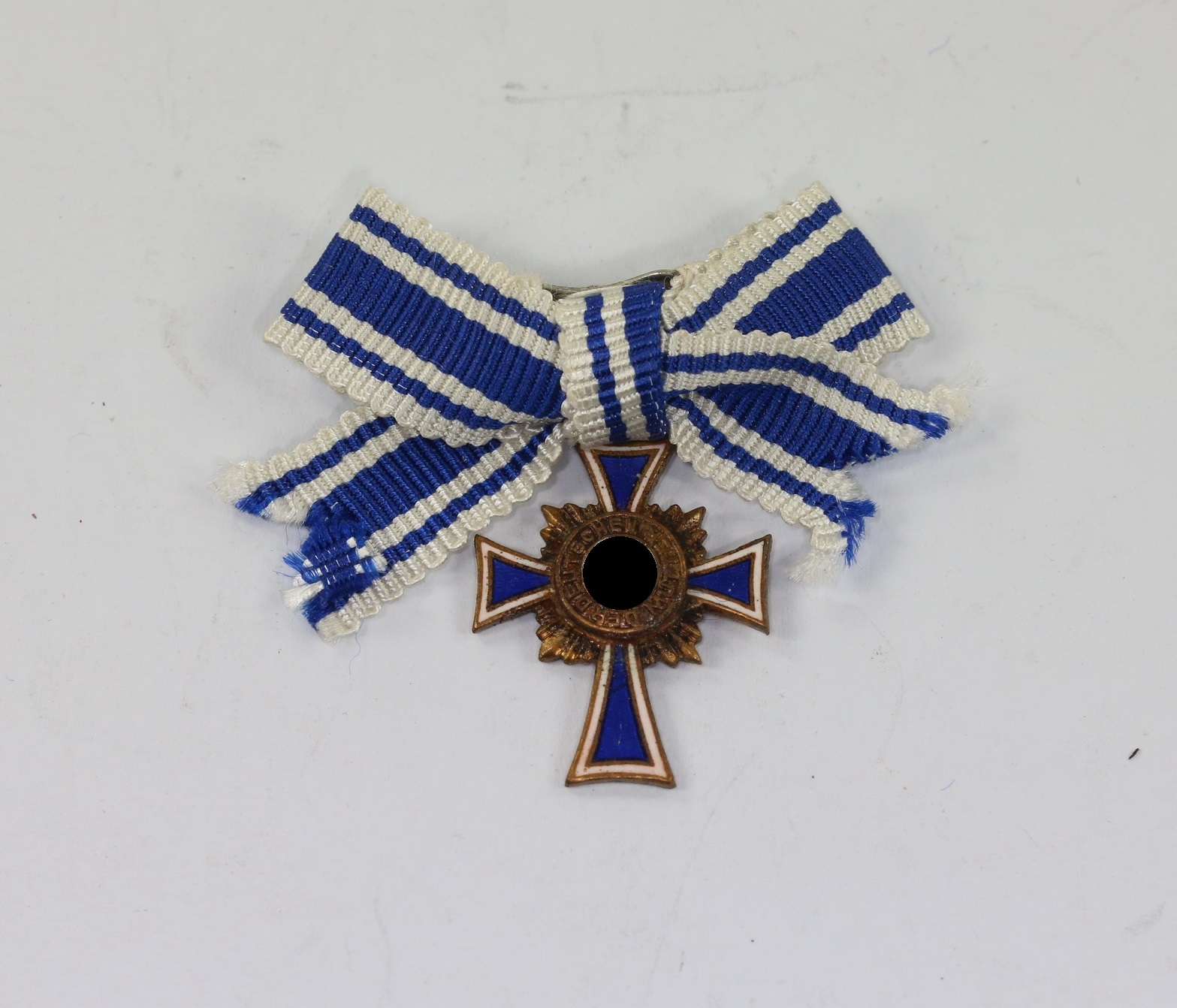 miniatur_mutterkreuz_bronze_l11_1__1 Miniatur Mutterkreuz in Bronze an Schleife, Hst. L/11 – Bild 1