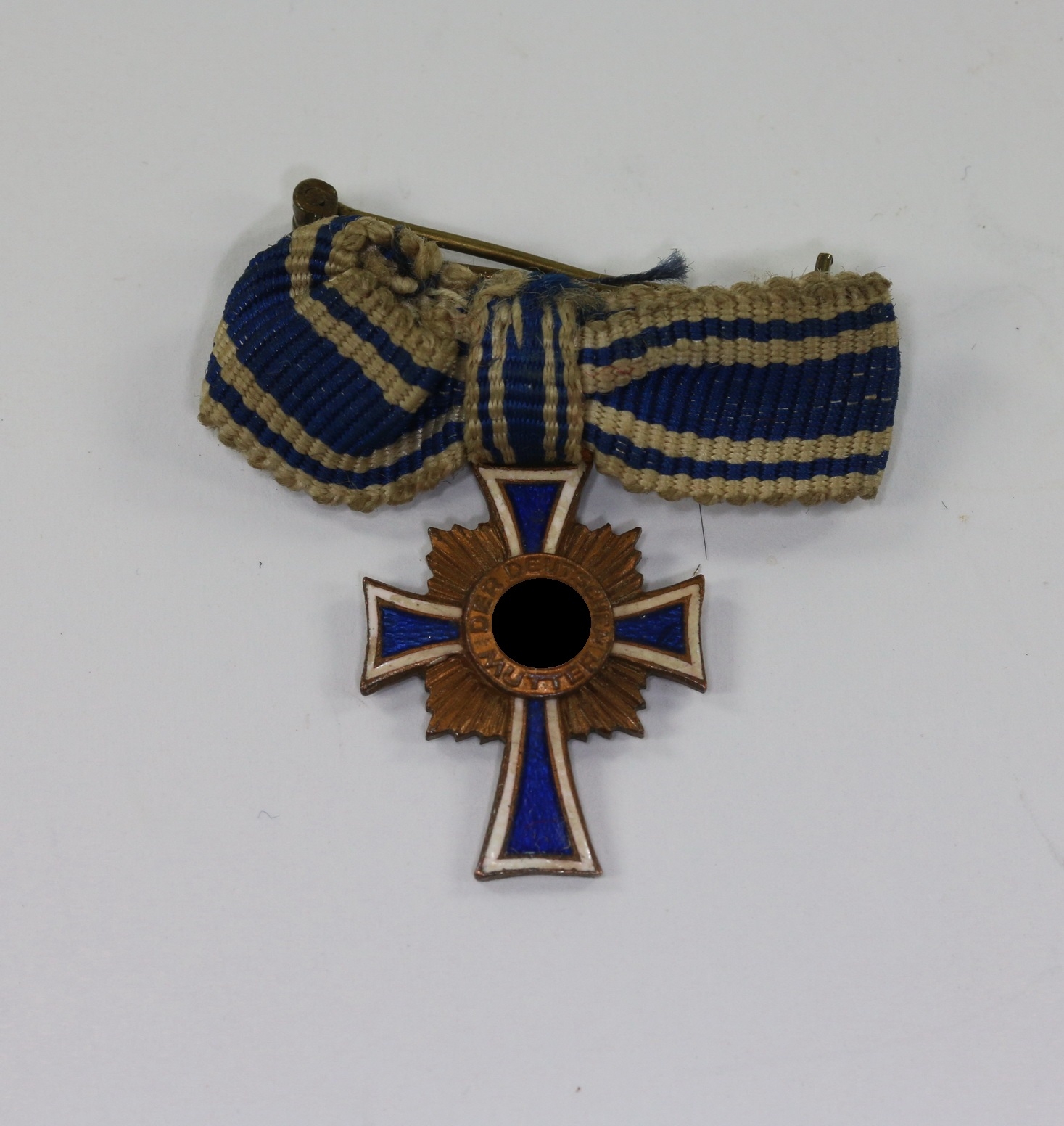 miniatur_mutterkreuz_in_bronze_1__1 Miniatur Mutterkreuz in Bronze an Schleife – Bild 1