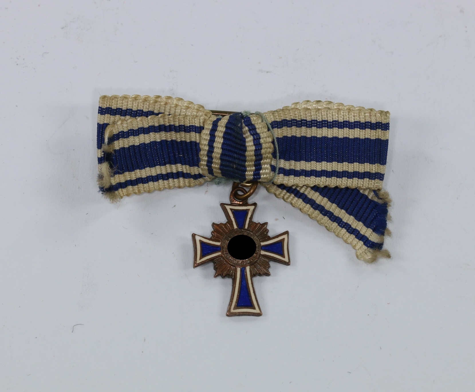 miniatur_mutterkreuz_in_bronze_an_schleife_16_mm_1__1 Miniatur Mutterkreuz in Bronze an Schleife – Bild 1