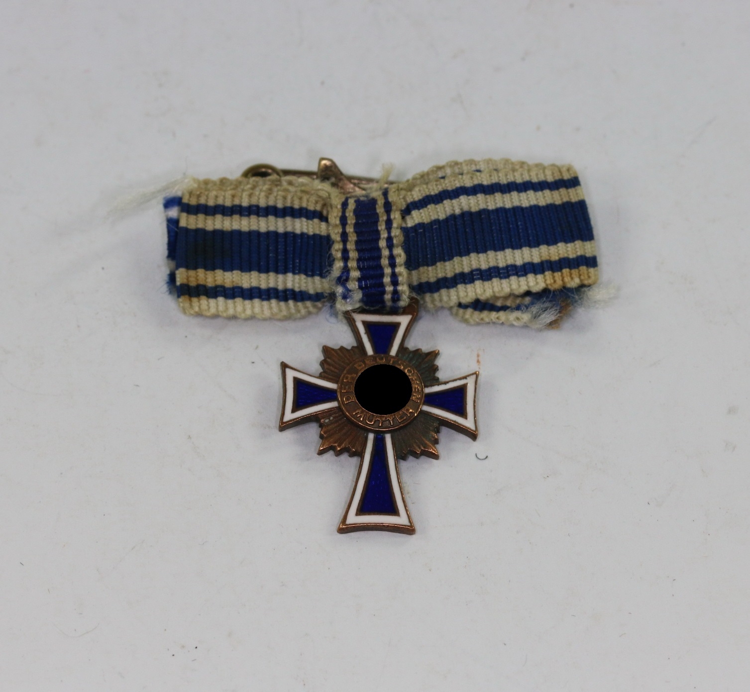 miniatur_mutterkreuz_in_bronze_an_schleife_1__1 Miniatur Mutterkreuz in Bronze an Schleife – Bild 1