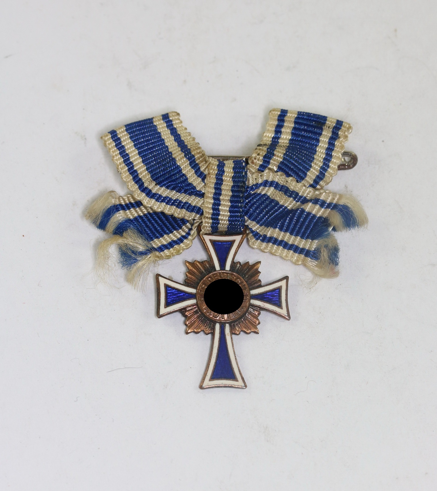 miniatur_mutterkreuz_in_bronze_an_schleife_1__12 Miniatur Mutterkreuz in Bronze an Schleife – Bild 1