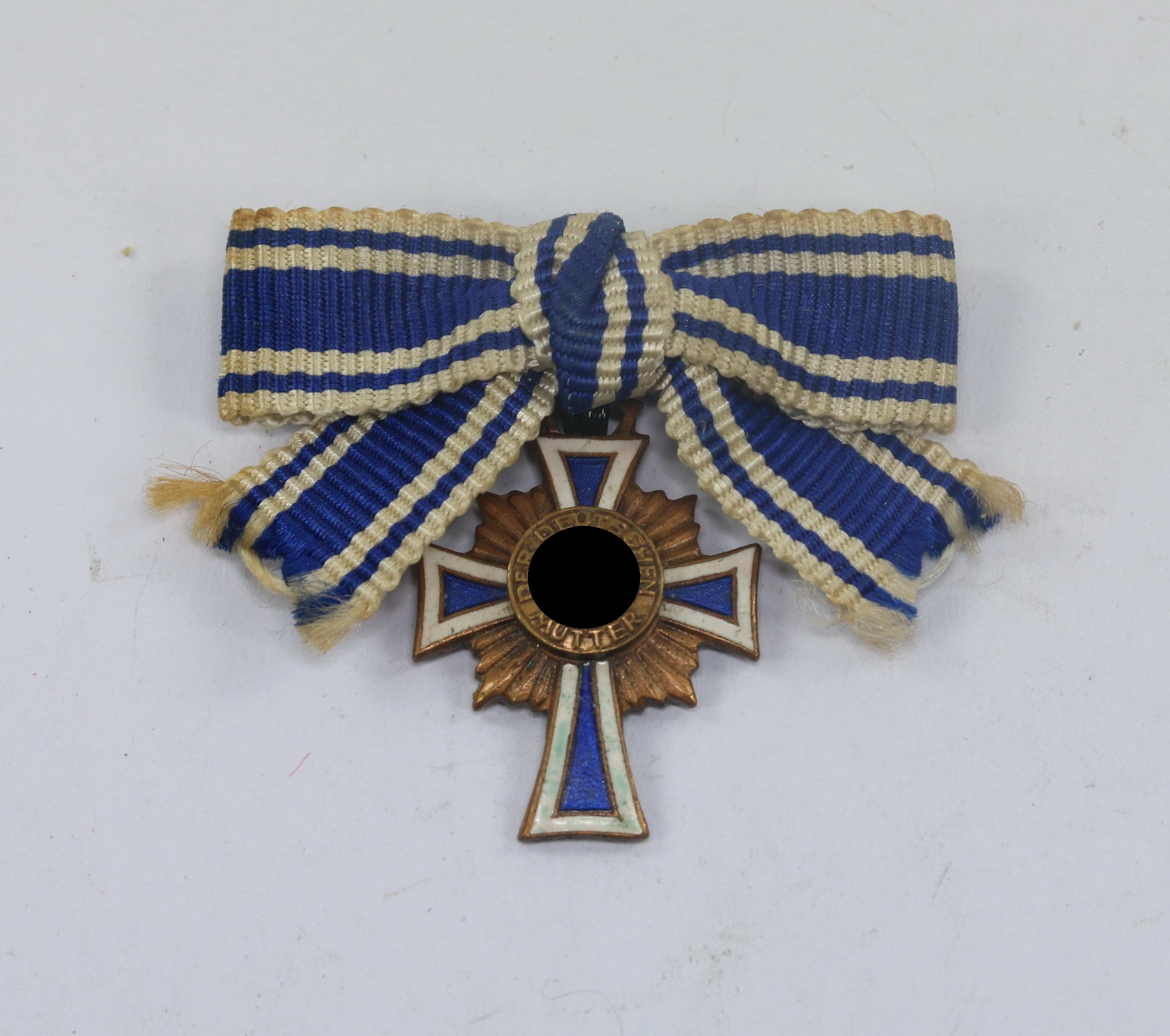 miniatur_mutterkreuz_in_bronze_an_schleife_1__14 Miniatur Mutterkreuz in Bronze an Schleife – Bild 1