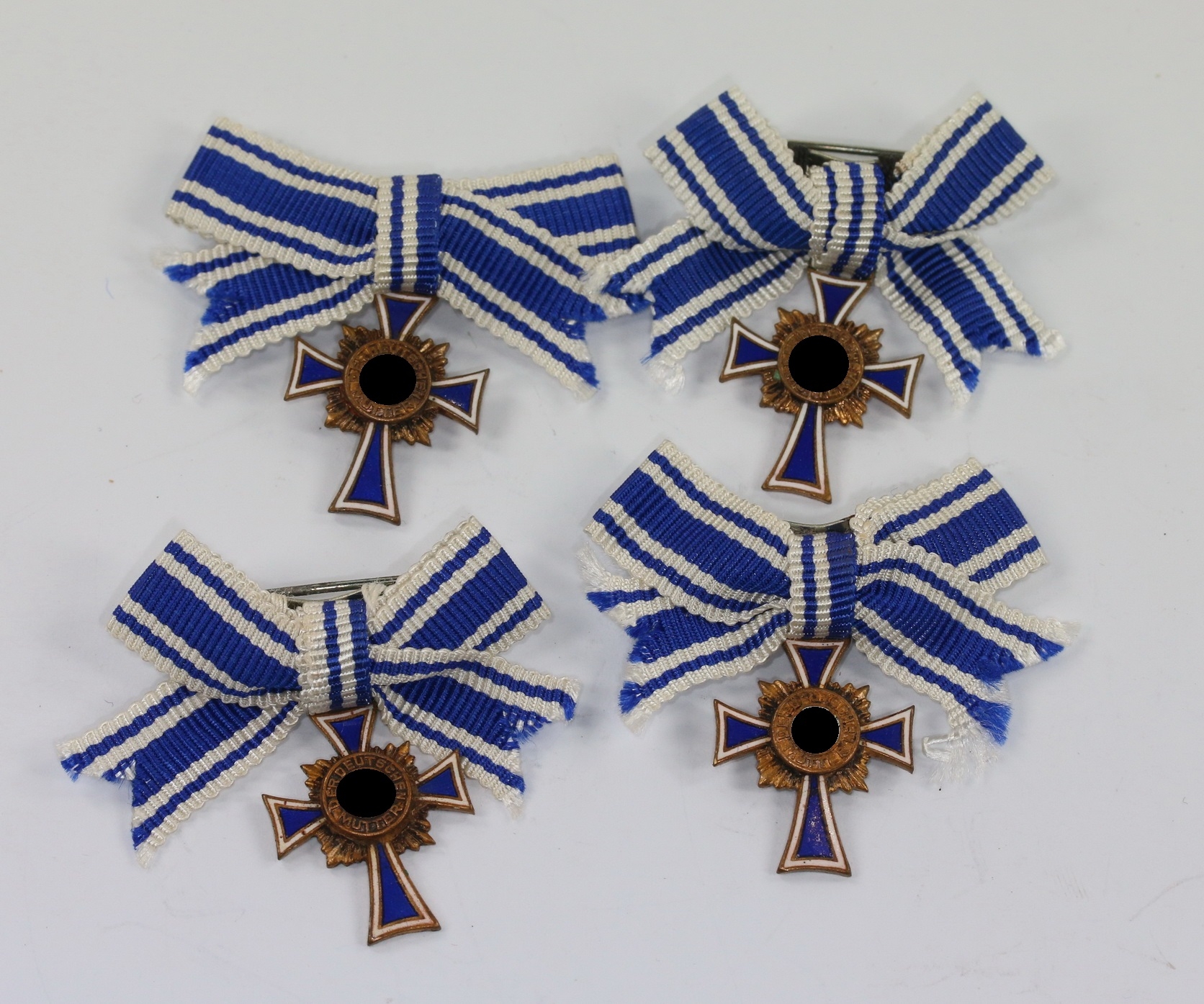 miniatur_mutterkreuz_in_bronze_an_schleife_hersteller_l11_wilhelm_deumer_l_denscheid_1__1 Miniatur Mutterkreuz in Bronze an Schleife, Hst. L/11, Hortfund (!) – Bild 1