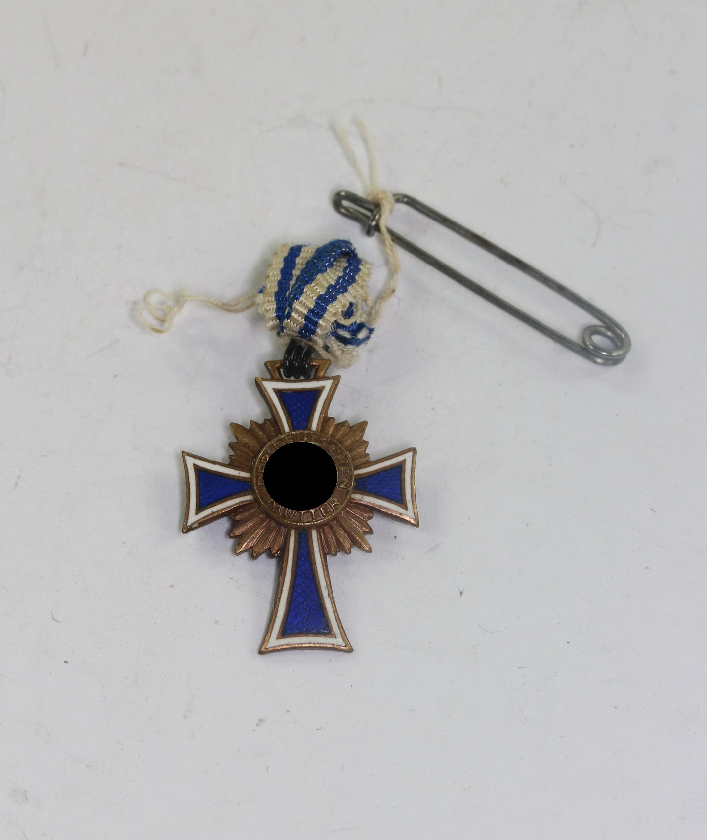 Miniatur Mutterkreuz in Bronze an Schleife, Hst. L/14, Hortfund – Bild 1