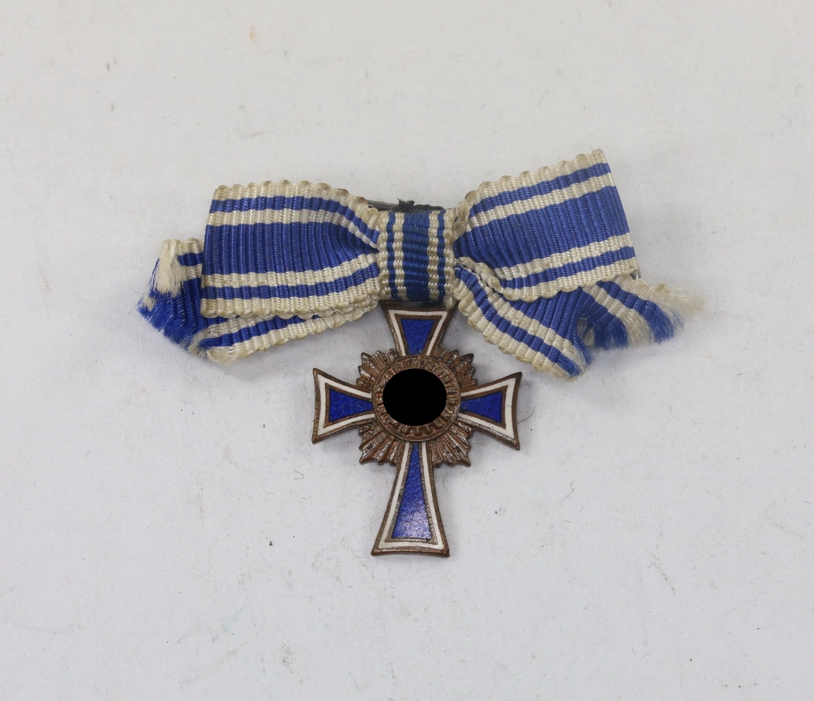  Miniatur Mutterkreuz in Bronze an Schleife, Hst. L/53 ( Hymmen & Co., Lüdenscheid) – Bild 1