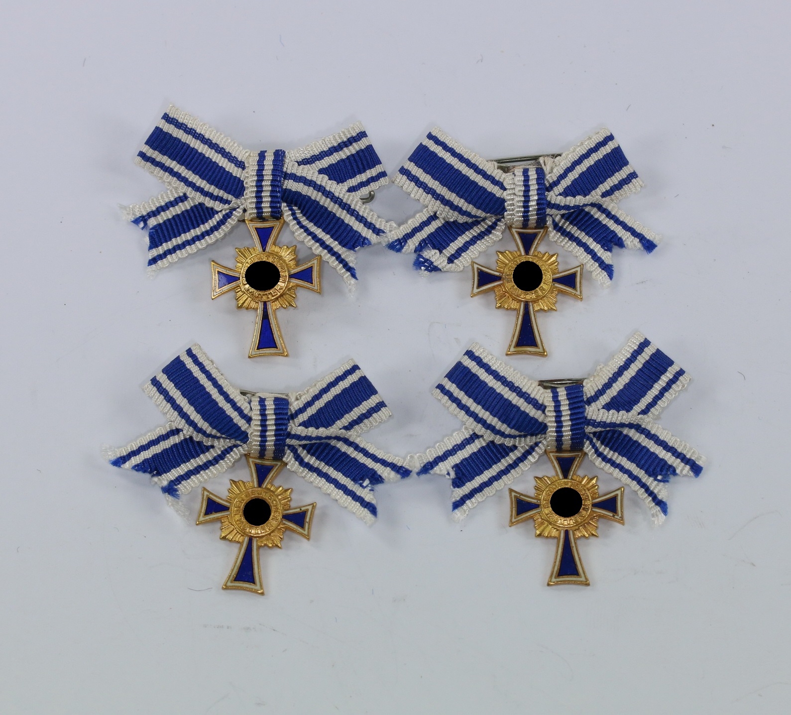 miniatur_mutterkreuz_in_gold_an_schleife_hersteller_l11_wilhelm_deumer_l_denscheid_1__1 Miniatur Mutterkreuz in Gold an Schleife, Hst. L/11, Hortfund (!) – Bild 1