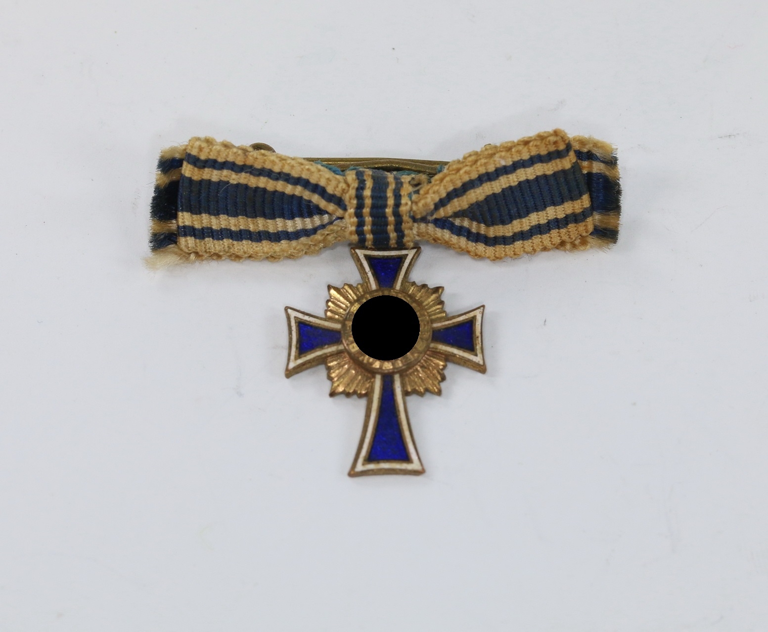 miniatur_mutterkreuz_in_gold_an_schleife_hersteller_l60_1__1 Miniatur Mutterkreuz in Gold an Schleife, Hst. L/60 – Bild 1