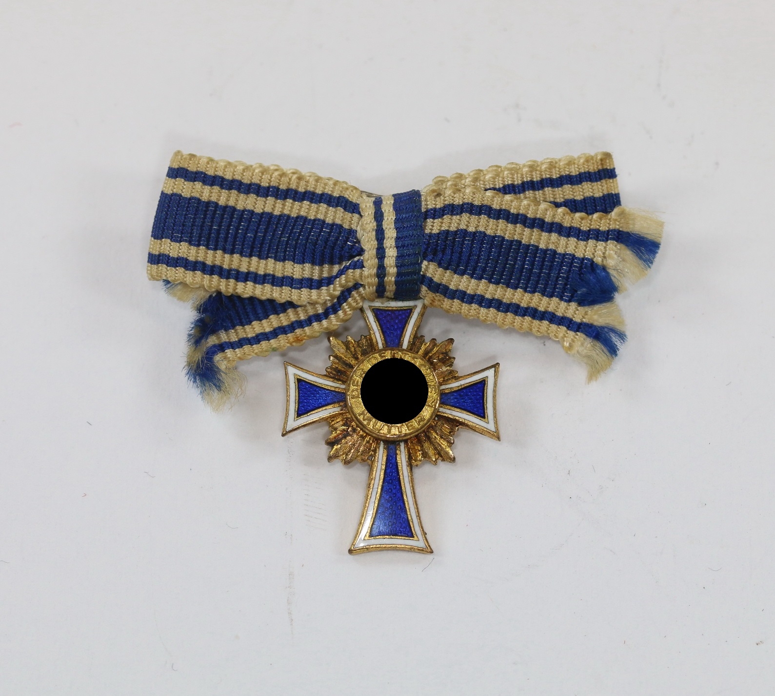 miniatur_mutterkreuz_in_gold_an_schleife_hst Miniatur Mutterkreuz in Gold an Schleife, Hst. L/14 – Bild 1