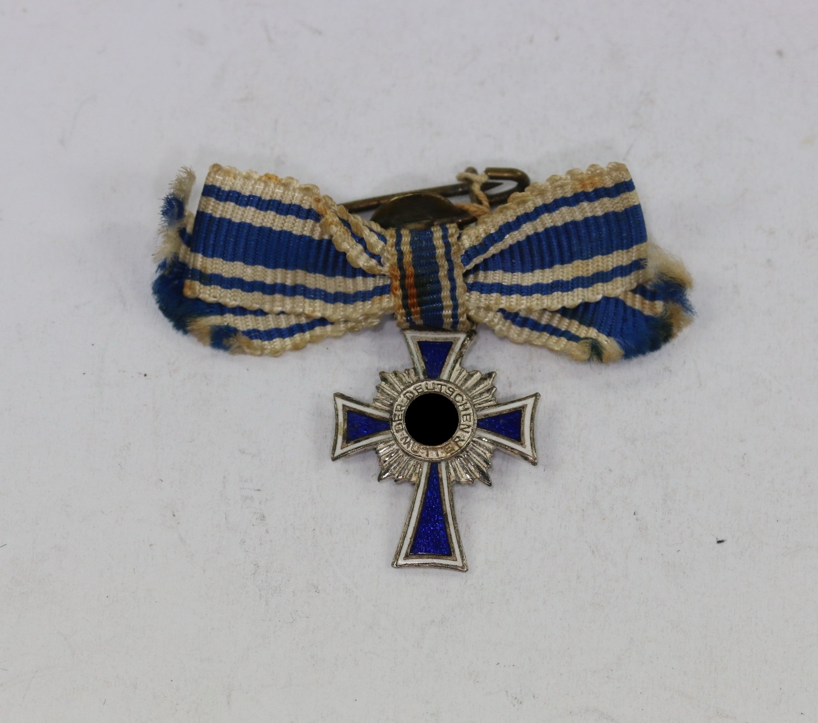 Miniatur Mutterkreuz in Silber an Schleife, Hst. L 54 – Bild 1
