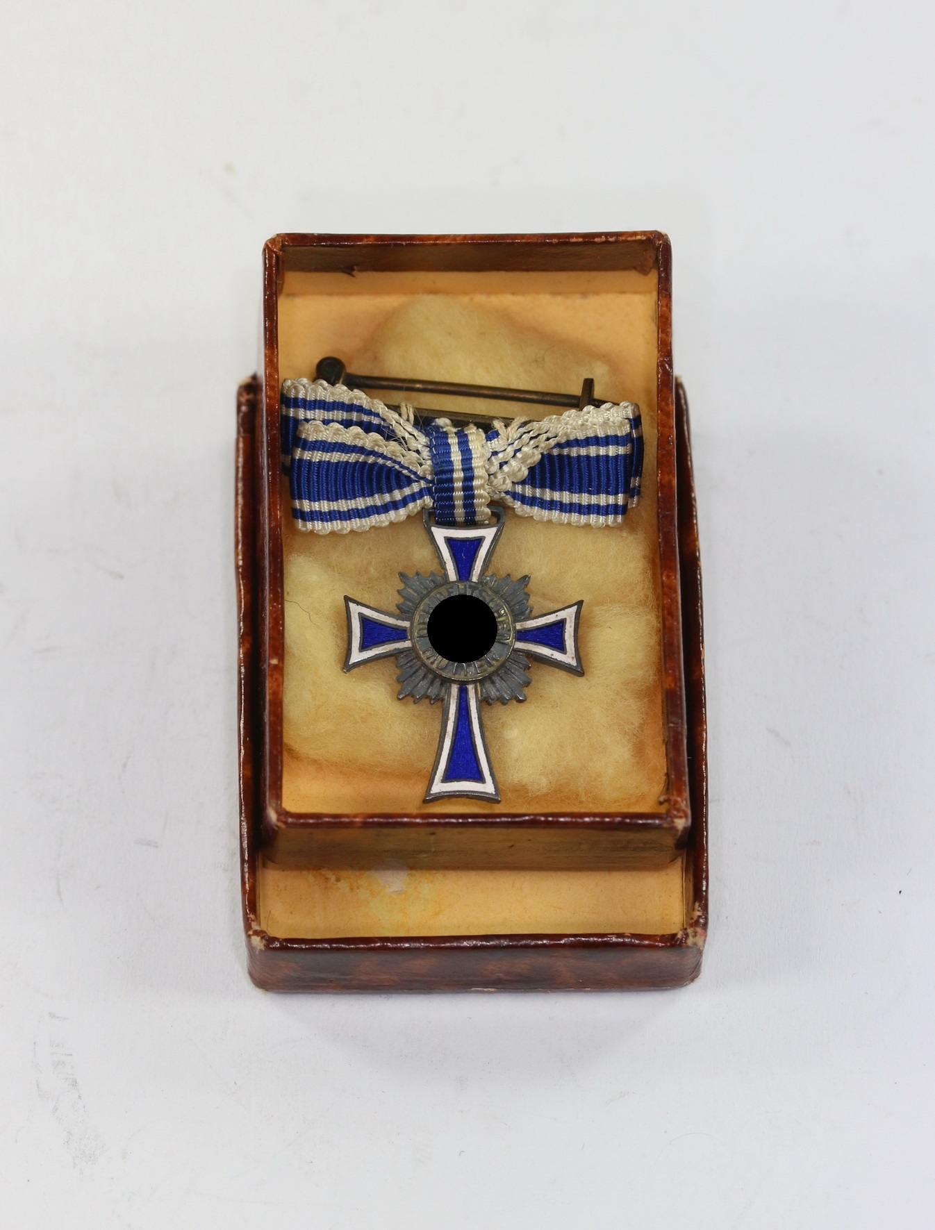 miniatur_mutterkreuz_in_silber_an_schleife_in_verkaufsschachtel_1__1 Miniatur Mutterkreuz in Silber an Schleife, in Verkaufsschachtel – Bild 1