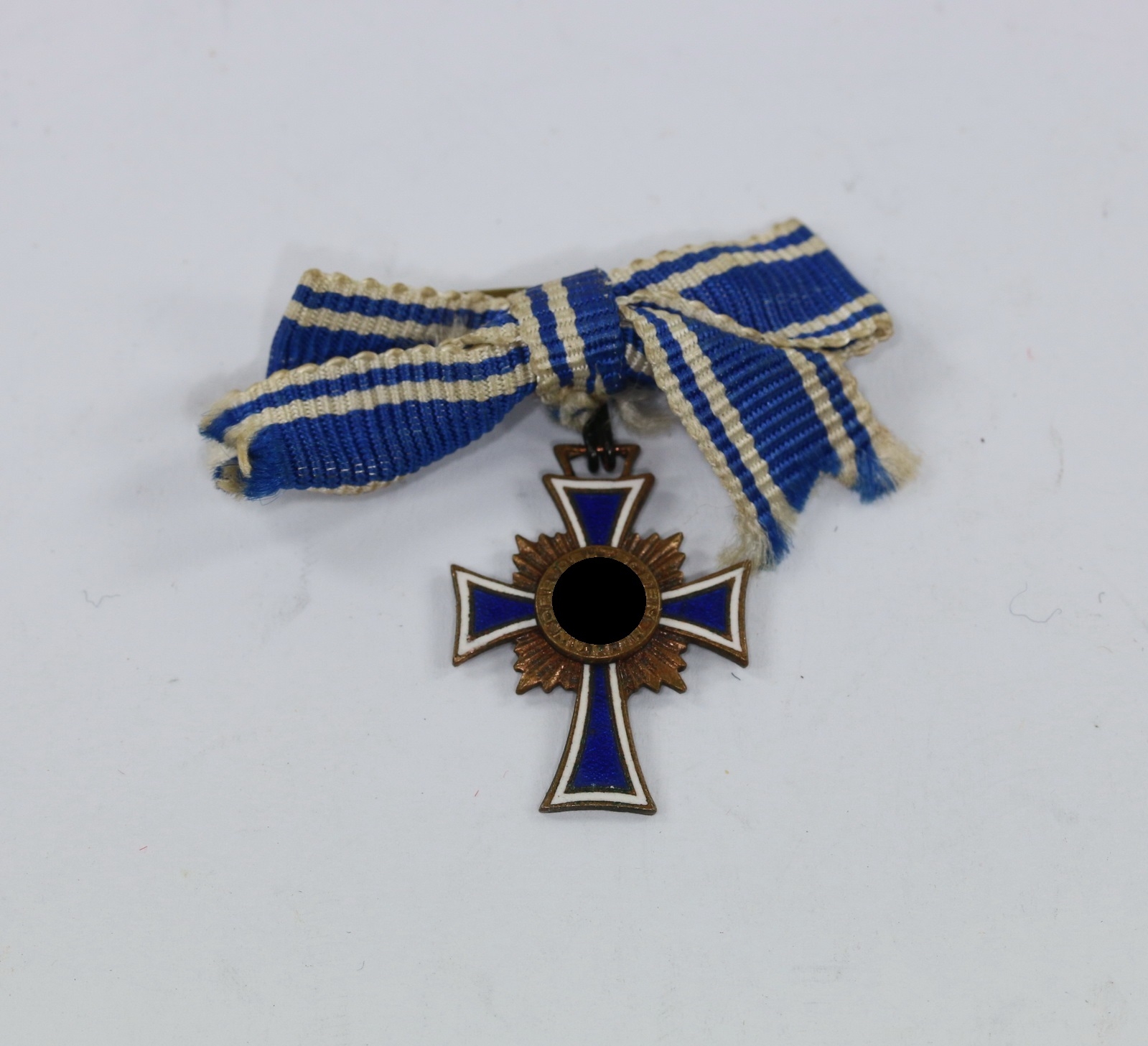 miniatur_mutterkreuz_l16_1__1 Miniatur Mutterkreuz in Bronze an Schleife, Hst. L/16 – Bild 1