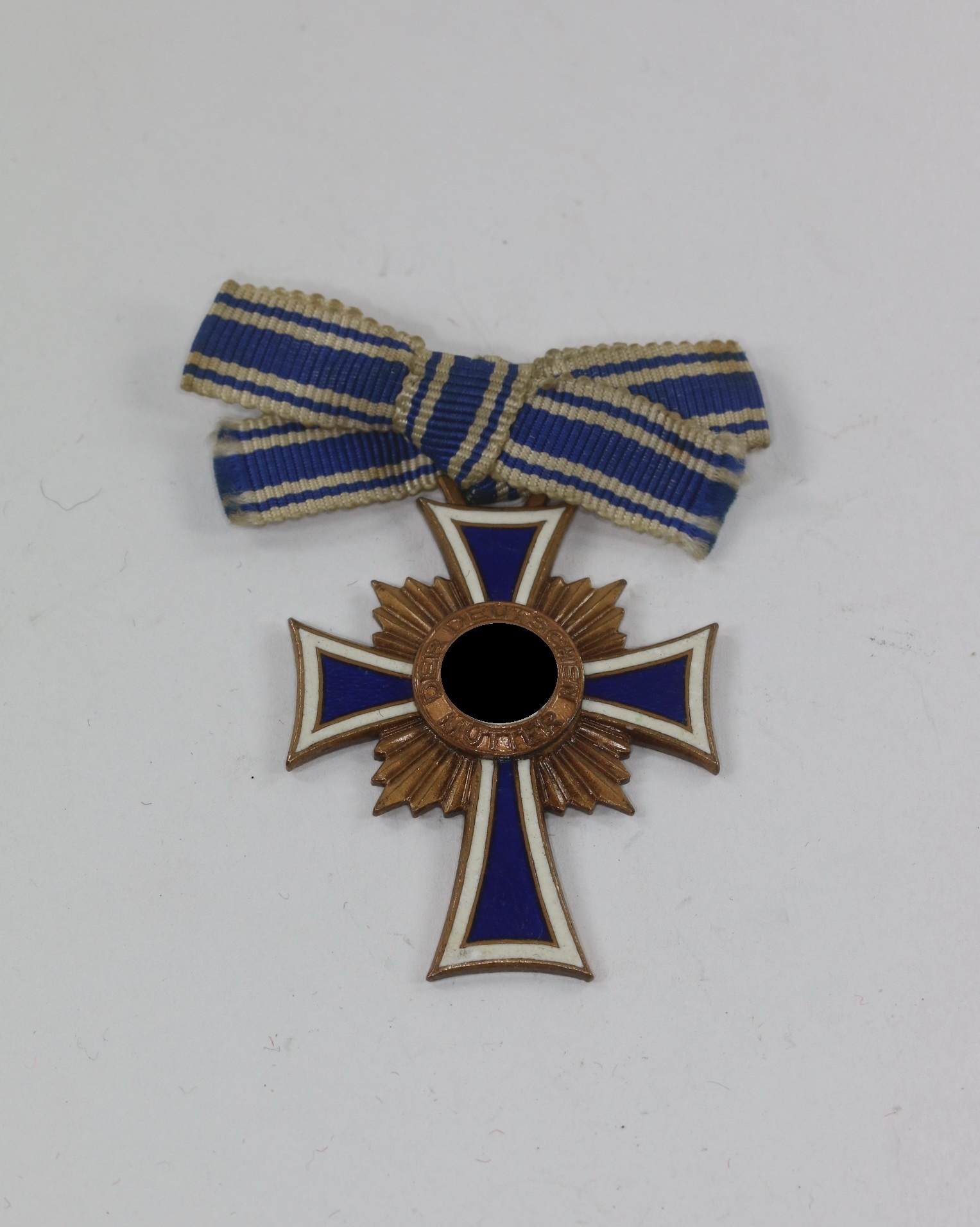 mutterkreuz_in_bronze_an_schleife_1__1 Mutterkreuz in Bronze, an Schleife – Bild 1