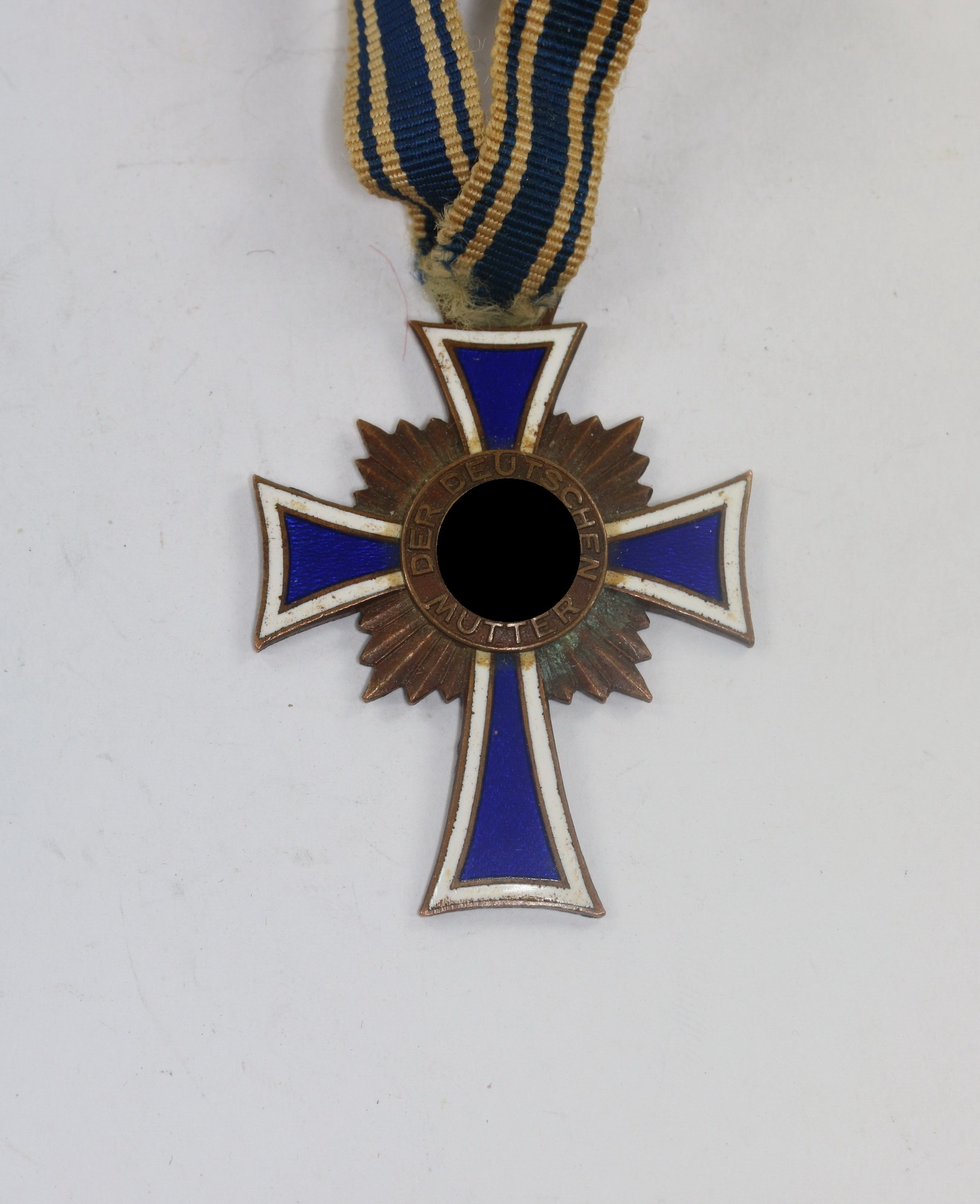 mutterkreuz_in_bronze_der_deutschen_mutter_1__56 Mutterkreuz in Bronze, "Der Deutschen Mutter" – Bild 1