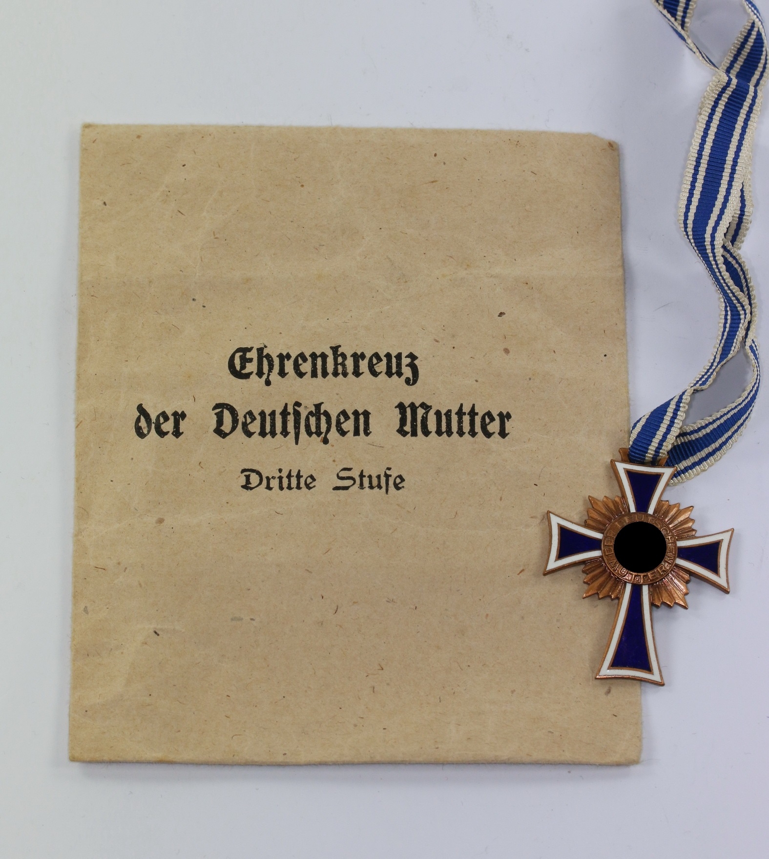 mutterkreuz_in_bronze_in_tuete_1__1_1 Mutterkreuz in Bronze, in Verleihungstüte Schauerte & Höhfeld – Bild 1