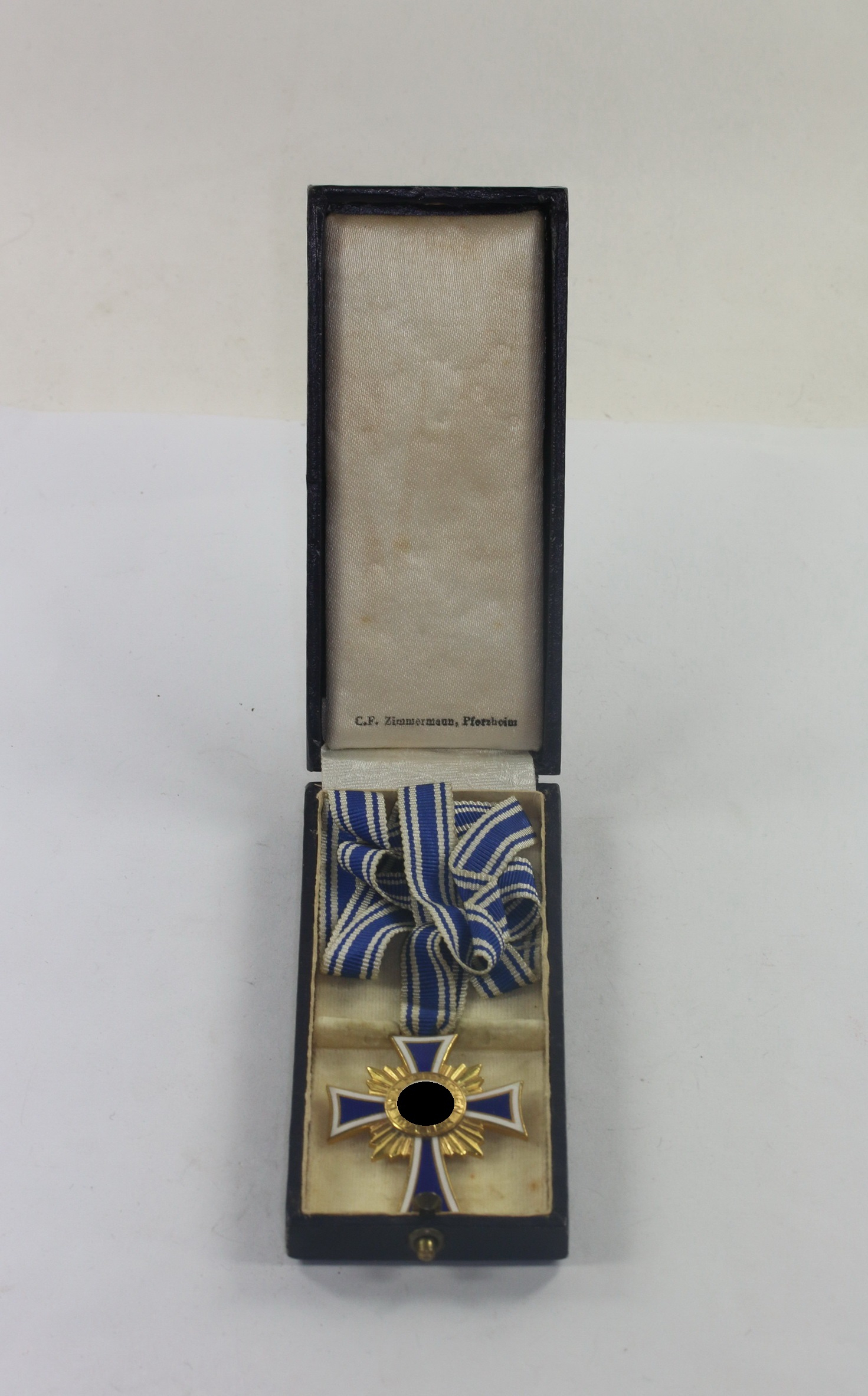 Mutterkreuz in Gold, im Etui C.F. Zimmermann, Pforzheim – Bild 1
