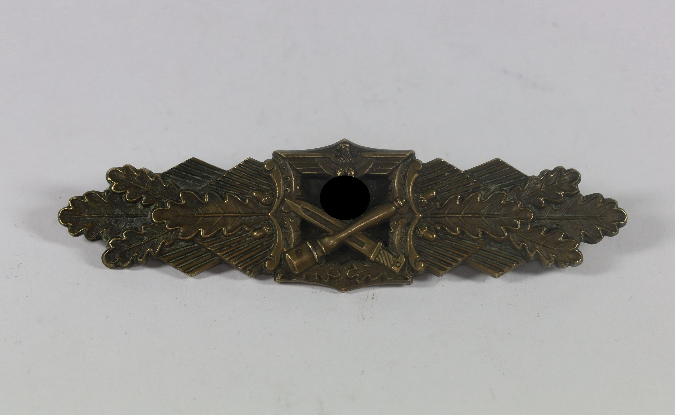 Nahkampfspange in Bronze, Hst. A.G.M.u.K. Gablonz (Arbeitsgemeinschaft Metalle und Kunststoffe, Gablonz) – Bild 1