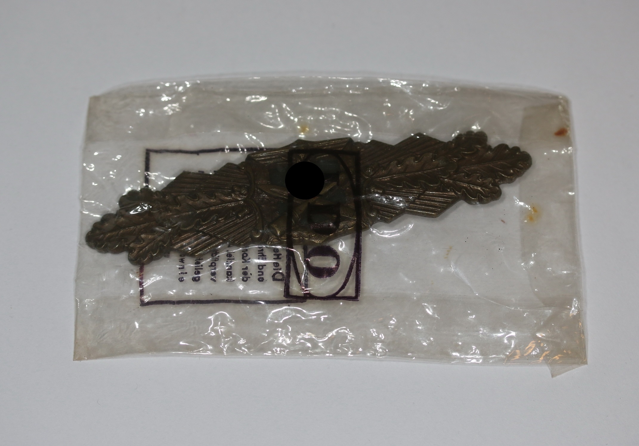  Nahkampfspange in Bronze, Hst. C.E. Juncker, in LDO Cellophan Tüte – Bild 1