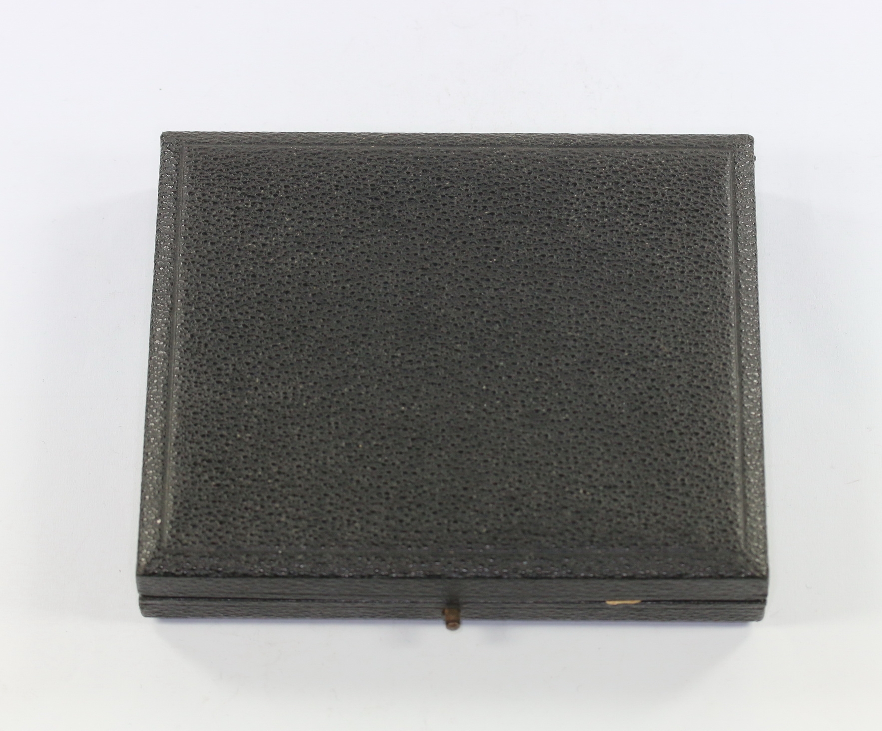 nationalsozialistisches_fliegerkorps_nsfk_etui_f_r_die_reichswettbewerbs_plakette_1_ Nationalsozialistisches Fliegerkorps (NSFK), Etui für die Reichswettbewerbs Plakette – Bild 1